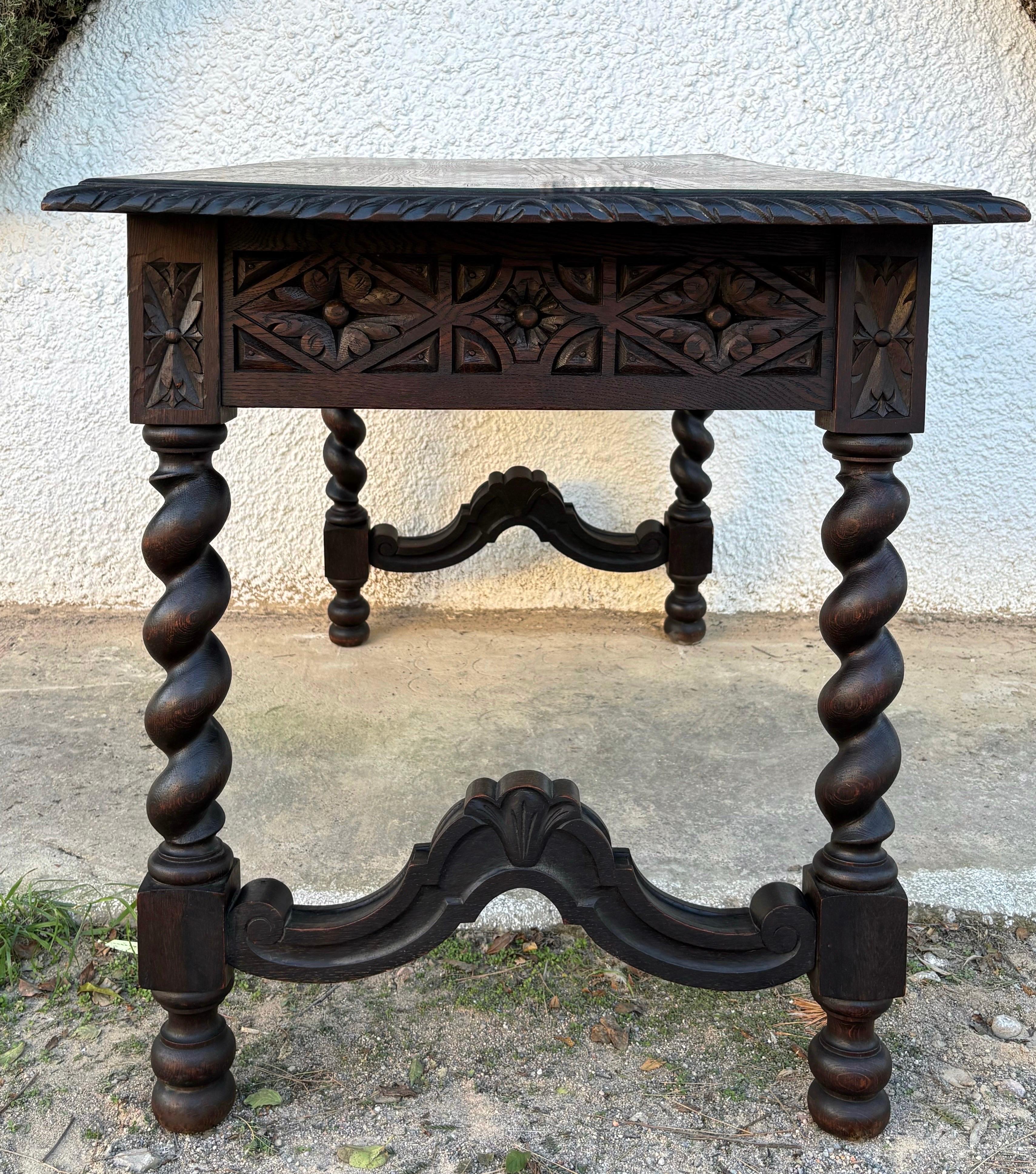 Tavolo spagnolo in Oak intagliato con gambe tornite e due cassetti, XIX secolo In condizioni buone in vendita a BÉTERA, ES