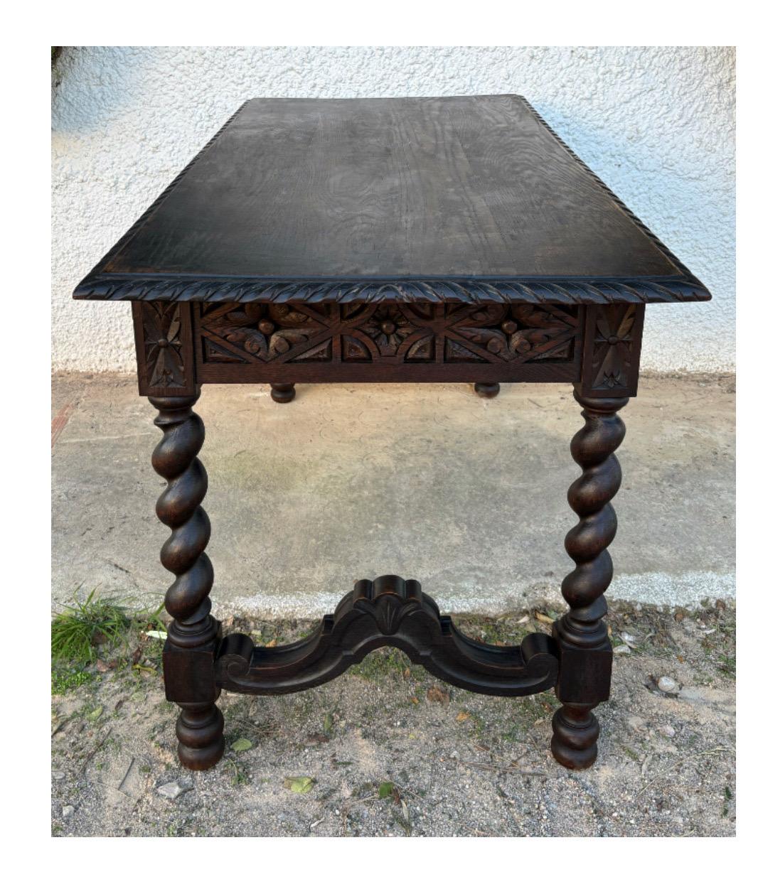 Fine XIX secolo Tavolo spagnolo in Oak intagliato con gambe tornite e due cassetti, XIX secolo in vendita