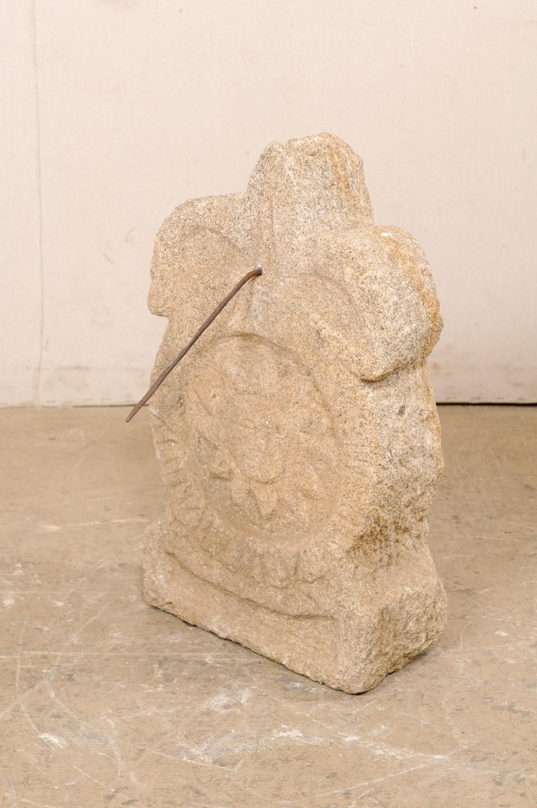 Fleur de Lys Garden Sundial espagnol en pierre sculptée en vente 1