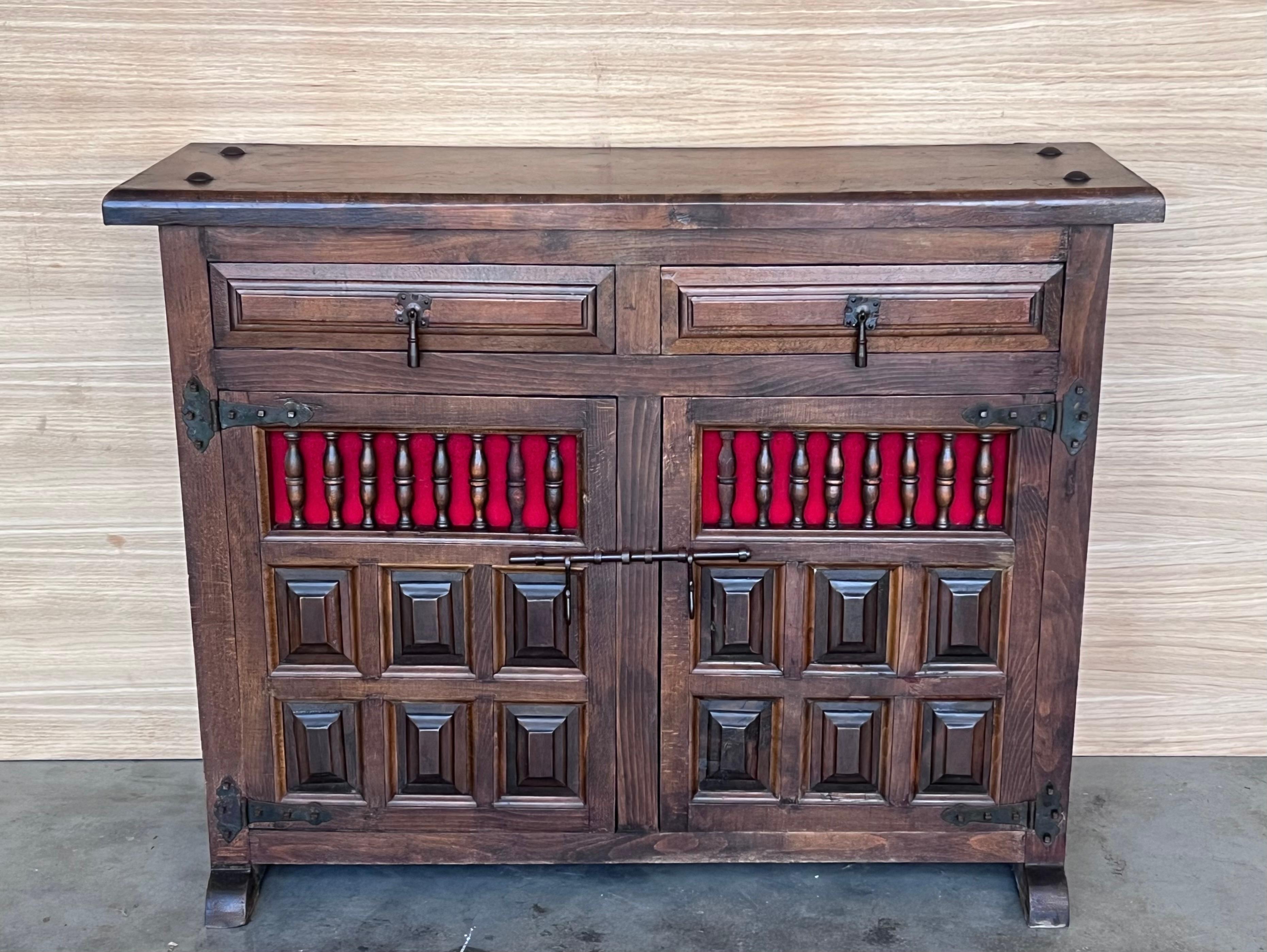 Cassettone in noce intagliato catalano del XX secolo, highboy o console Chiffoniere di campagna provinciale in noce massiccio con due cassetti intagliati con dettagli affascinanti e dotati di tiretti in ghisa insolitamente intricati, circa anni