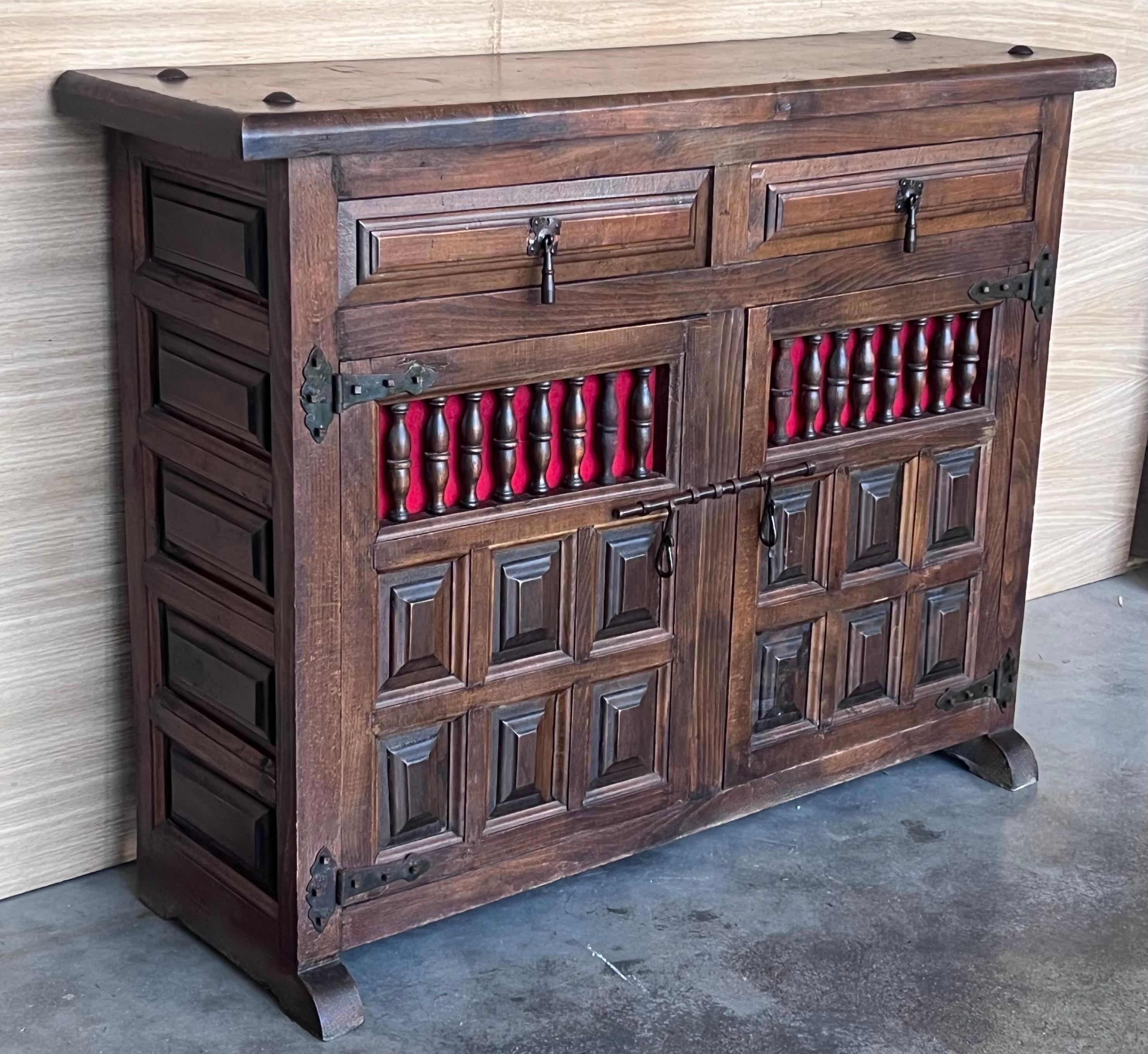Coloniale spagnolo Cassettiera, comodino o console stretta in noce spagnolo intagliato, anni '20 in vendita