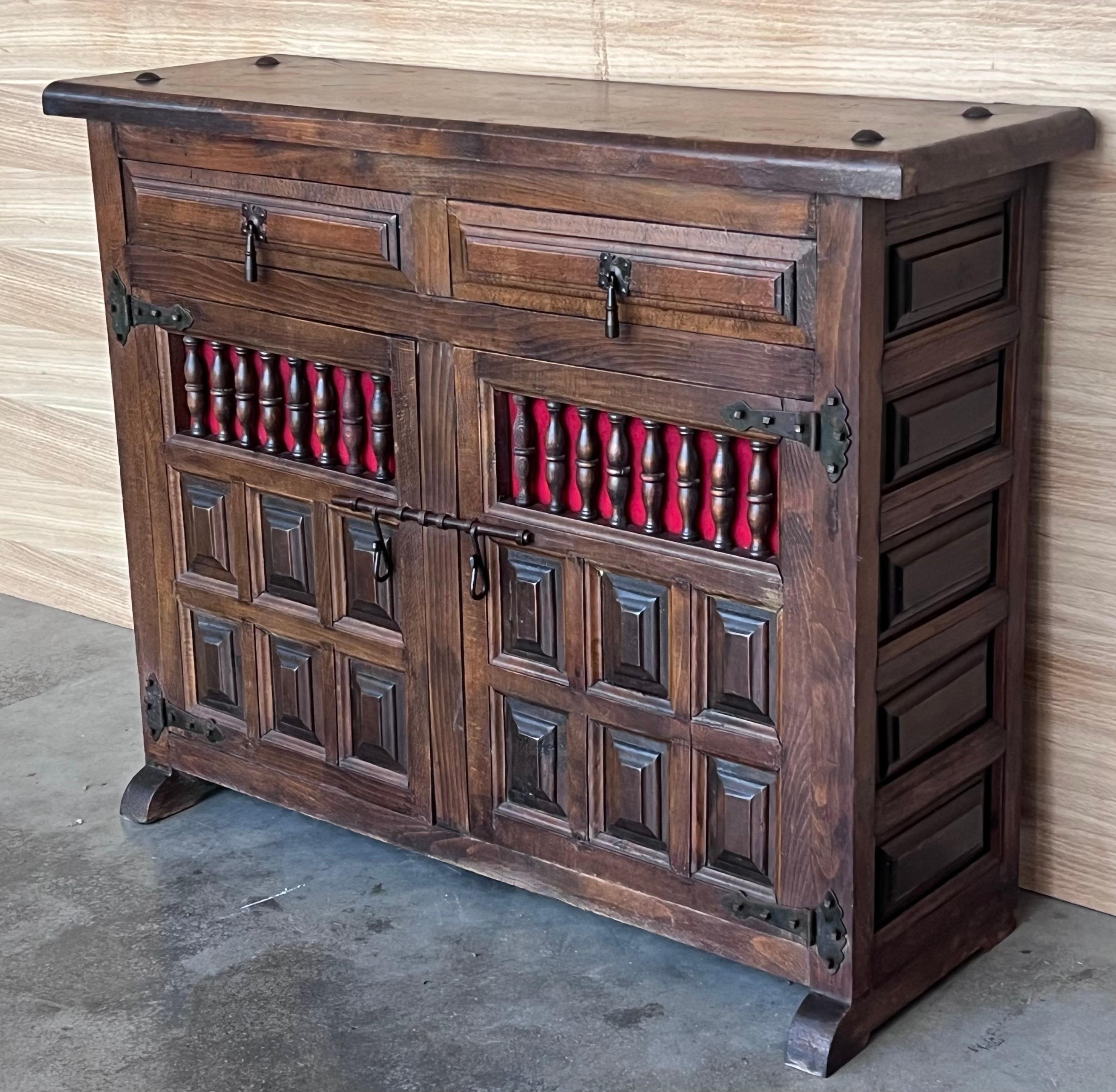Spagnolo Cassettiera, comodino o console stretta in noce spagnolo intagliato, anni '20 in vendita