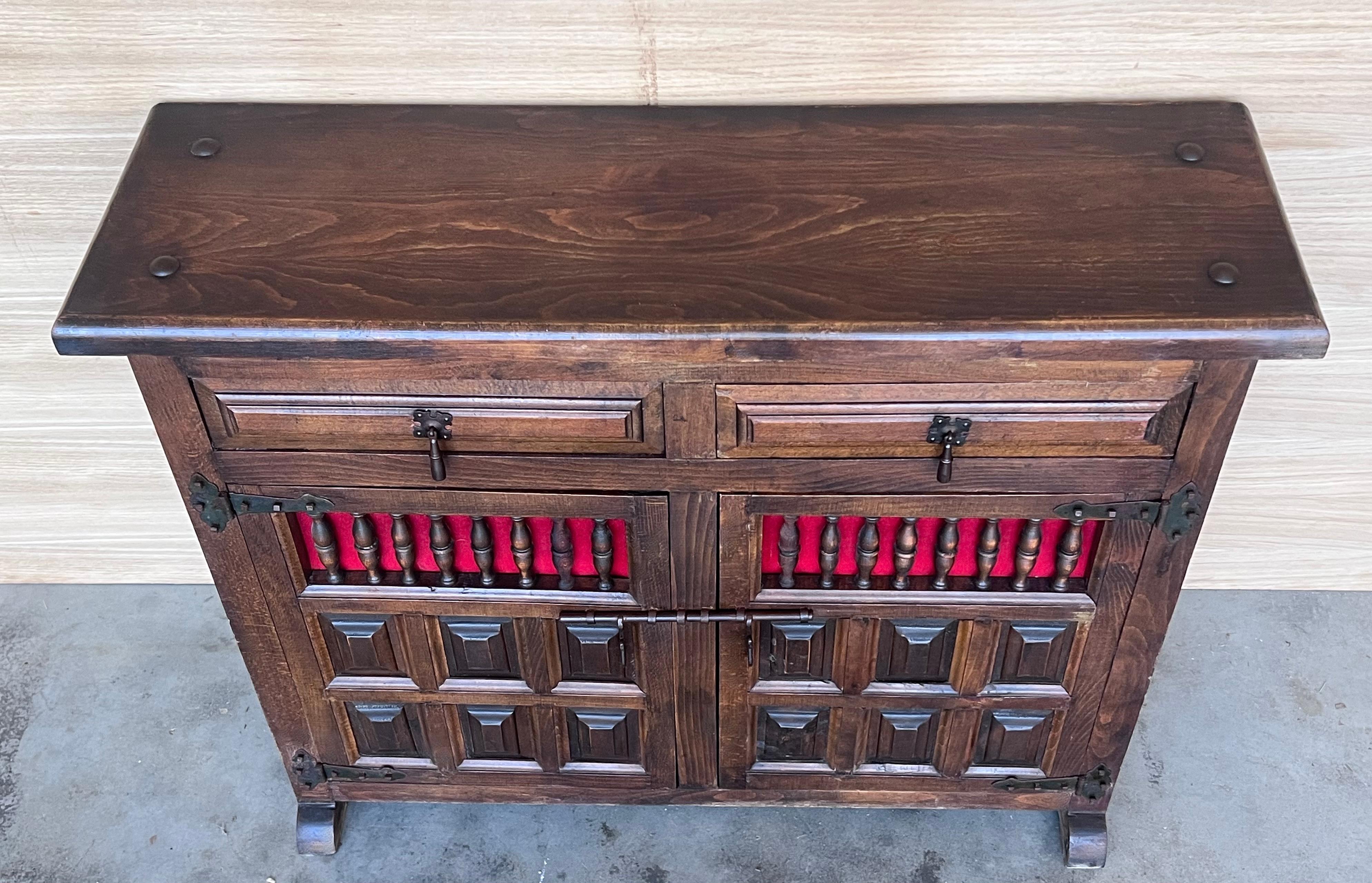 Cassettiera, comodino o console stretta in noce spagnolo intagliato, anni '20 In condizioni buone in vendita a Miami, FL