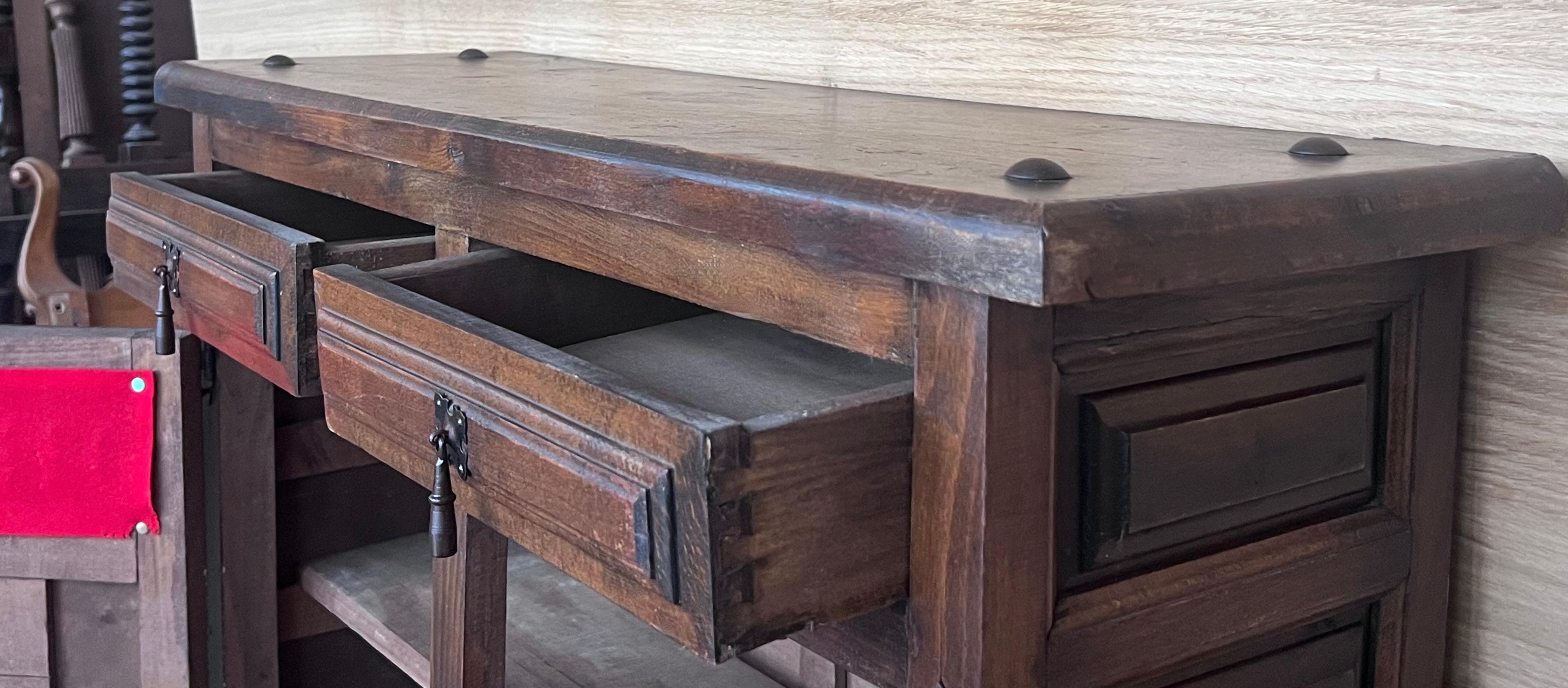 Noce Cassettiera, comodino o console stretta in noce spagnolo intagliato, anni '20 in vendita