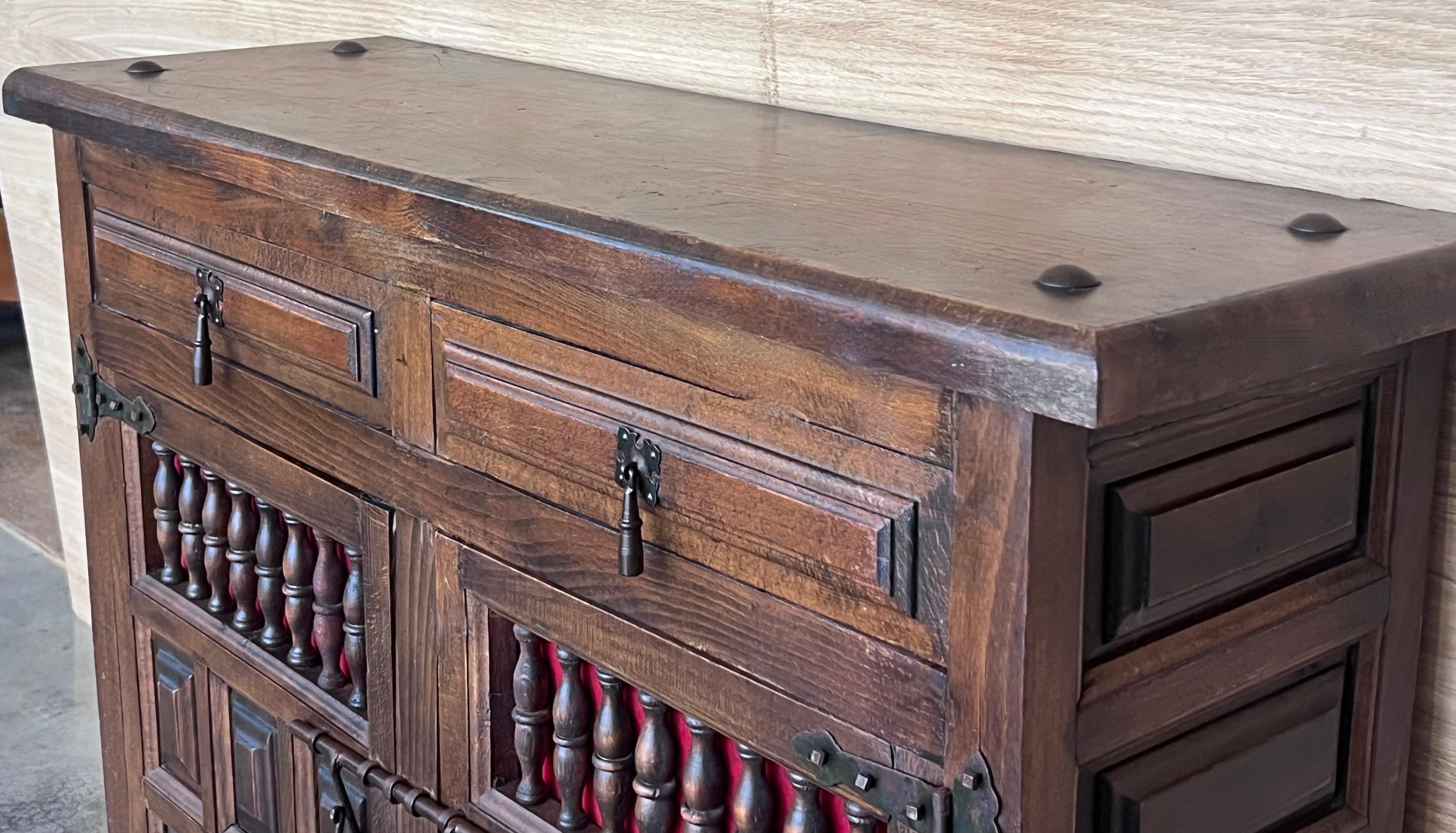 Cassettiera, comodino o console stretta in noce spagnolo intagliato, anni '20 in vendita 1