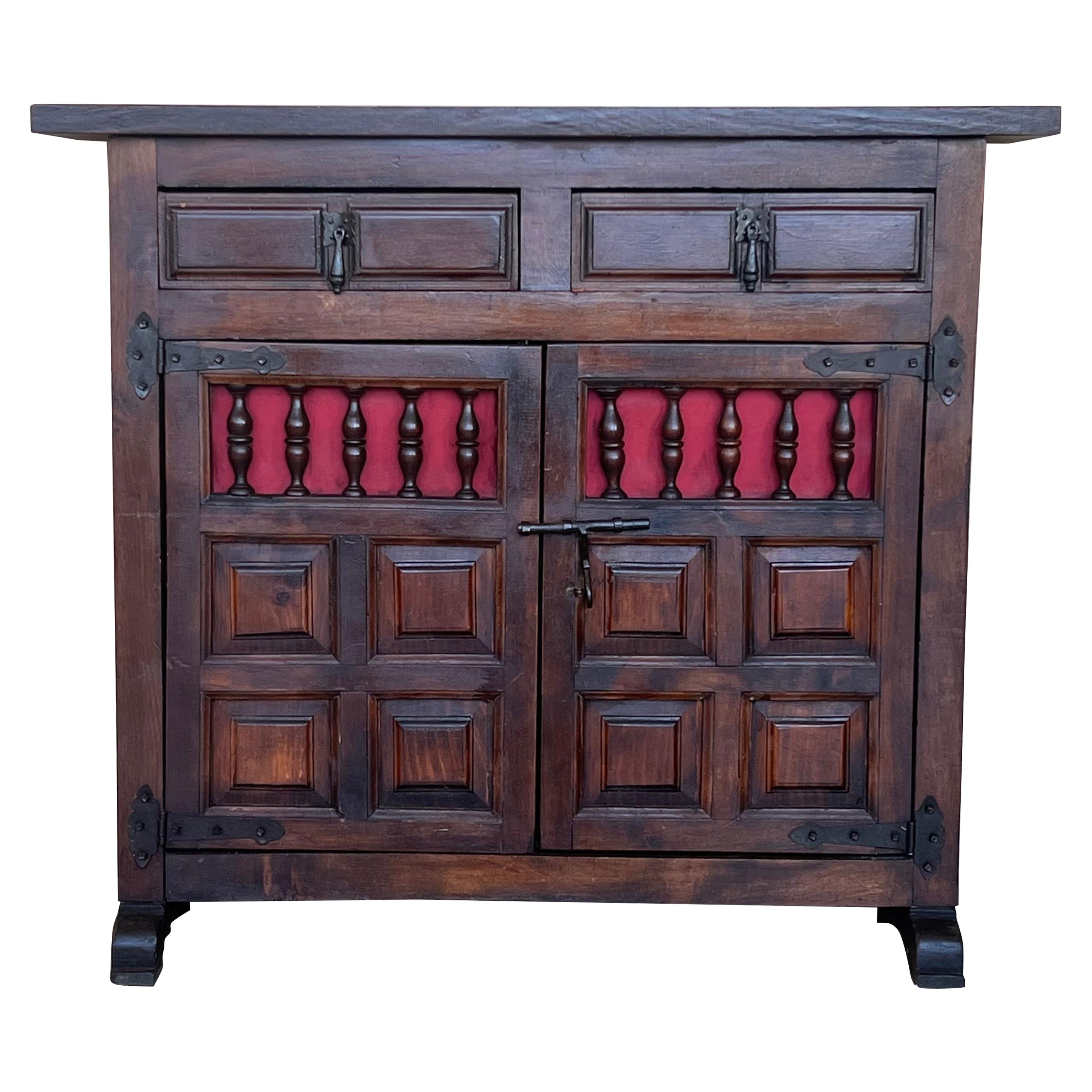 Commode, table de nuit ou console étroite en noyer sculpté espagnol, années 1920 en vente