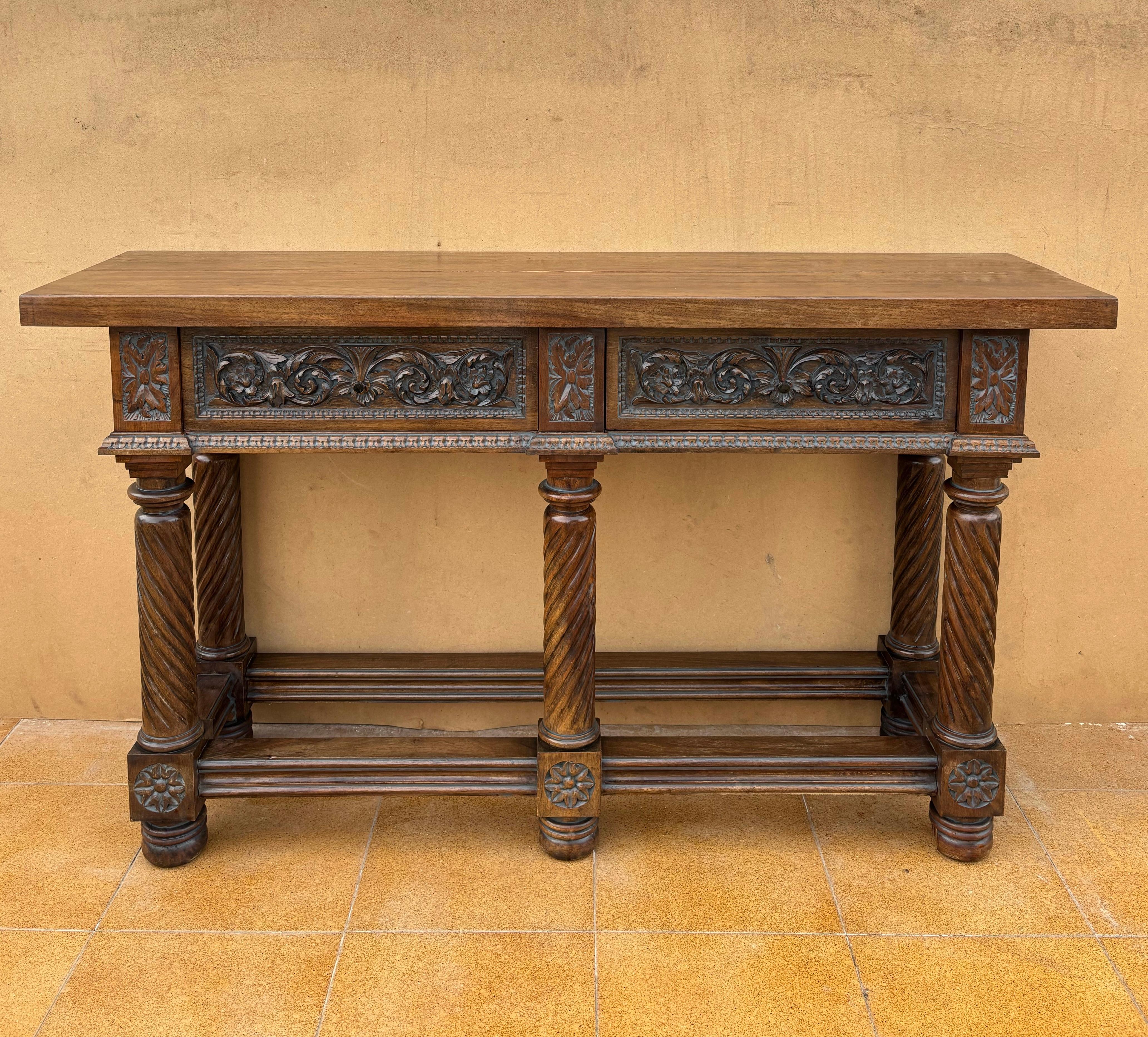 Neorinascimentale Tavolo consolle in noce intagliato spagnolo con due cassetti, CIRCA 1890 in vendita