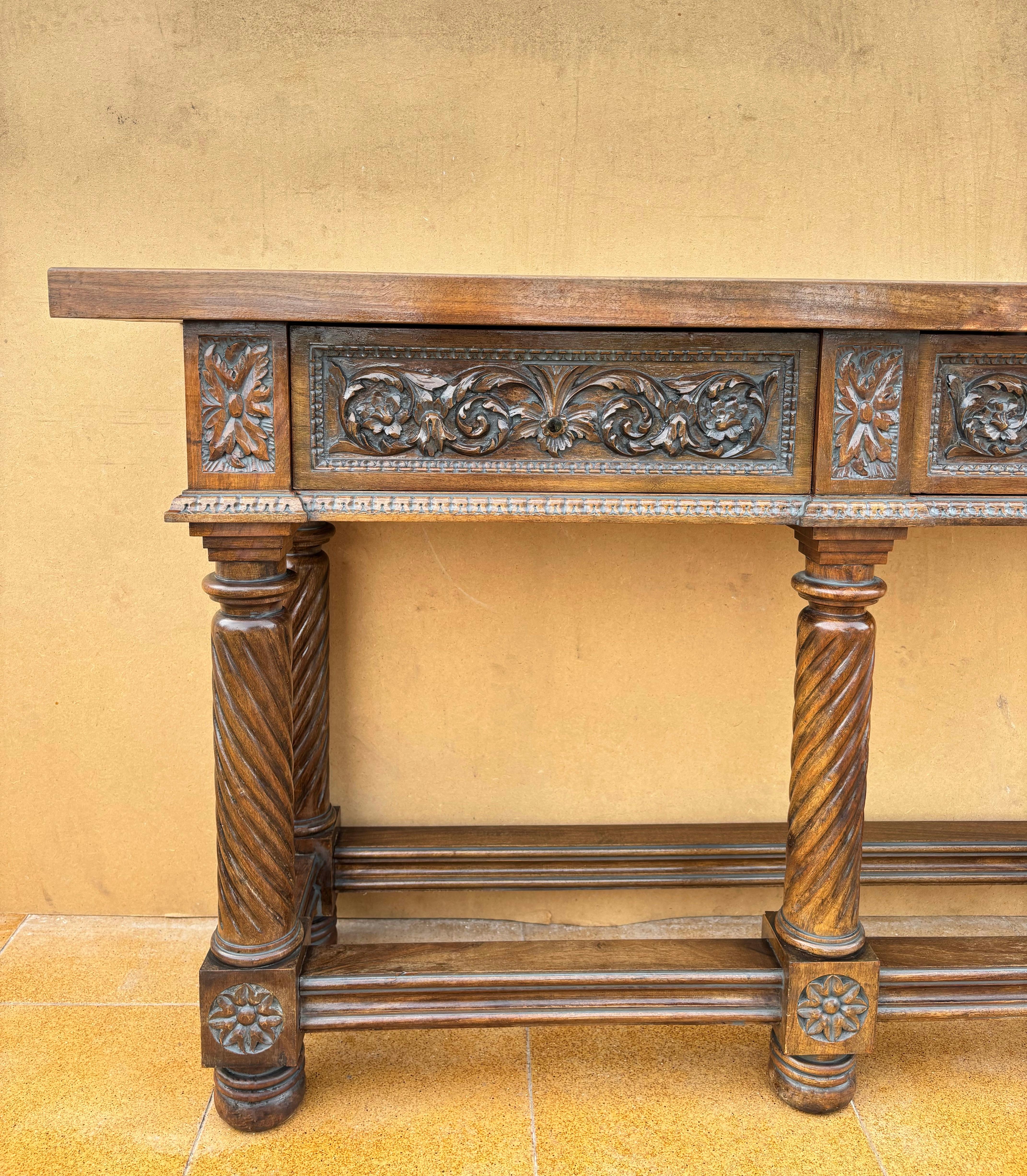 Spagnolo Tavolo consolle in noce intagliato spagnolo con due cassetti, CIRCA 1890 in vendita