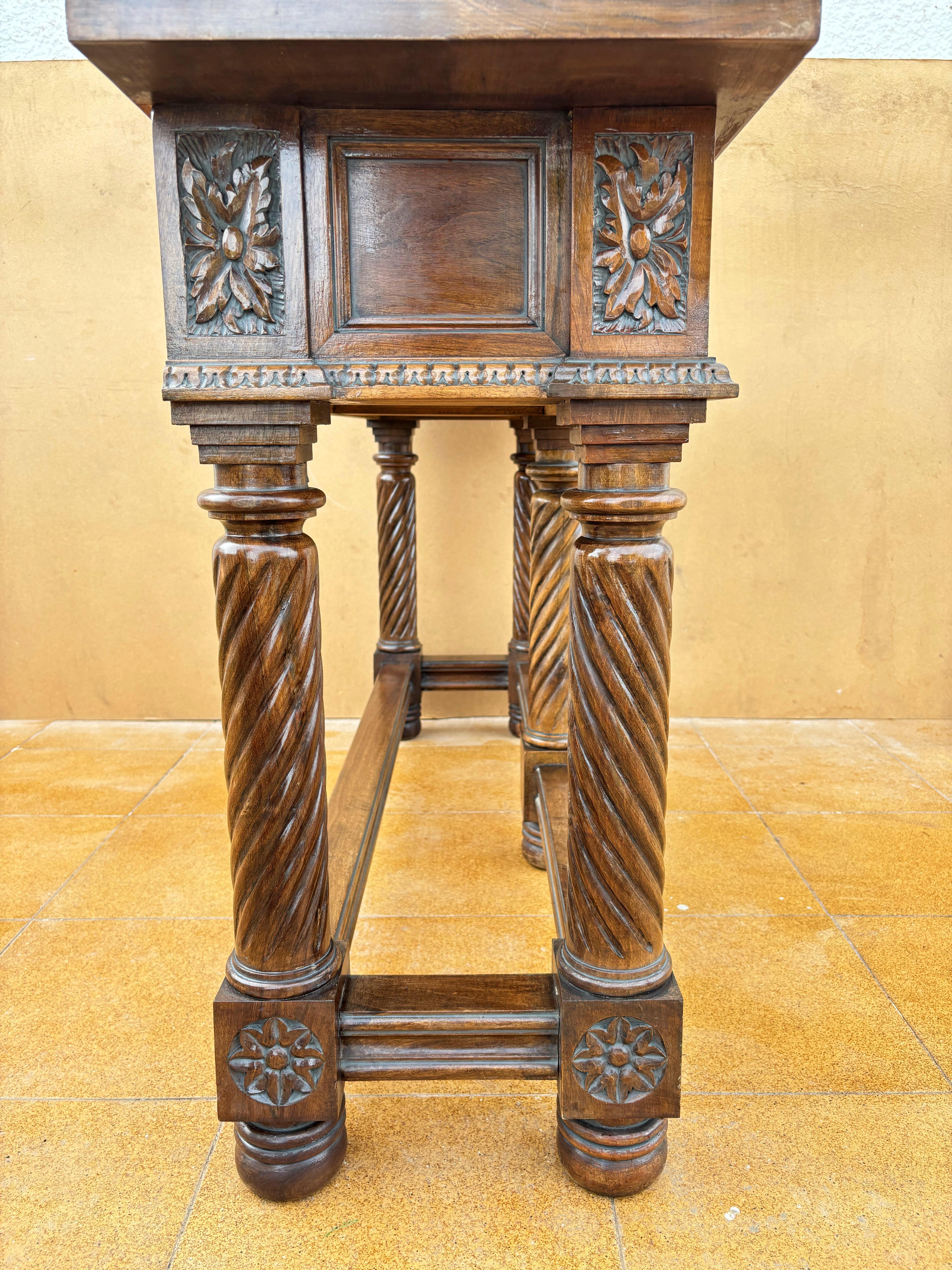 Intagliato Tavolo consolle in noce intagliato spagnolo con due cassetti, CIRCA 1890 in vendita
