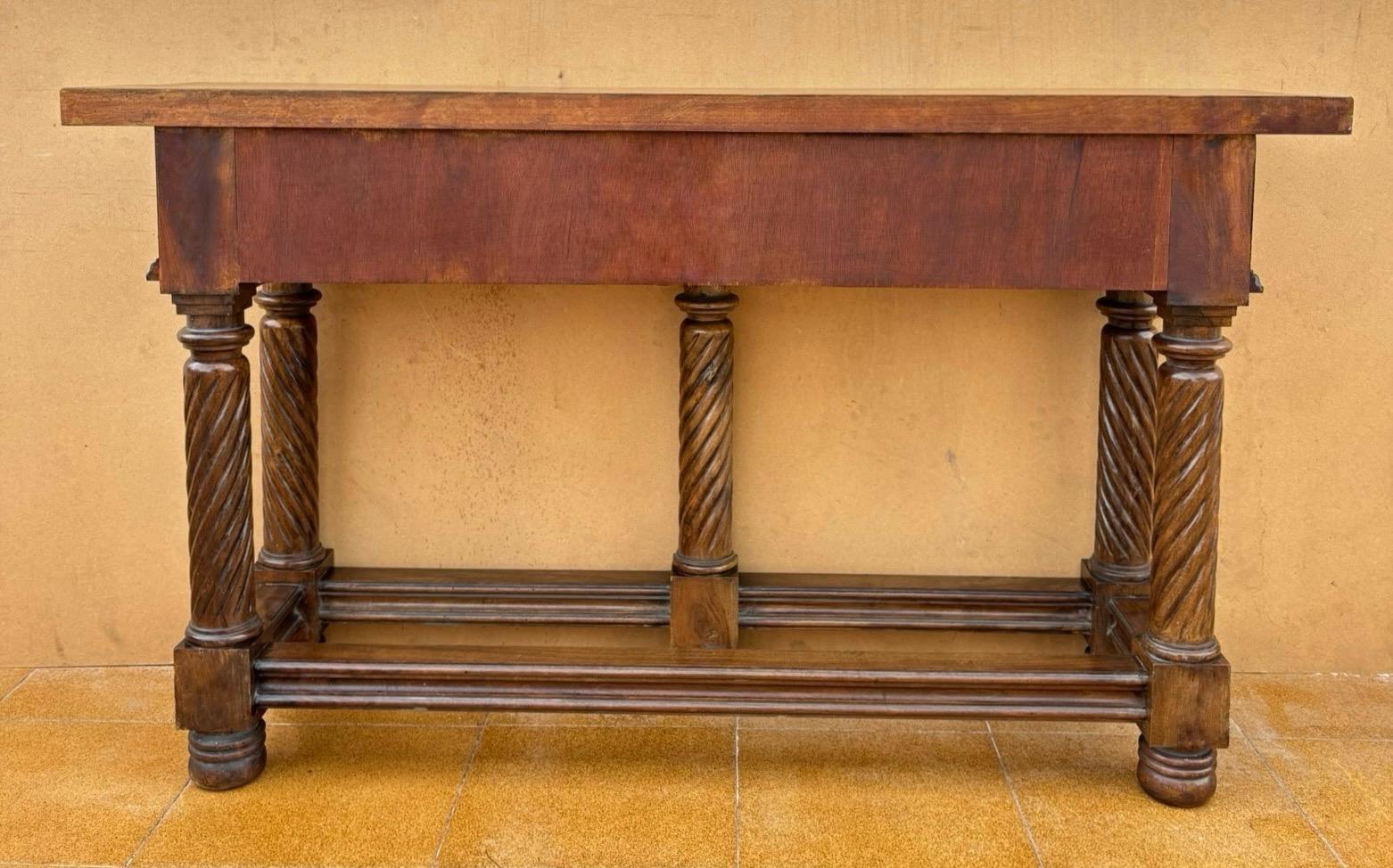 Tavolo consolle in noce intagliato spagnolo con due cassetti, CIRCA 1890 In condizioni buone in vendita a BÉTERA, ES