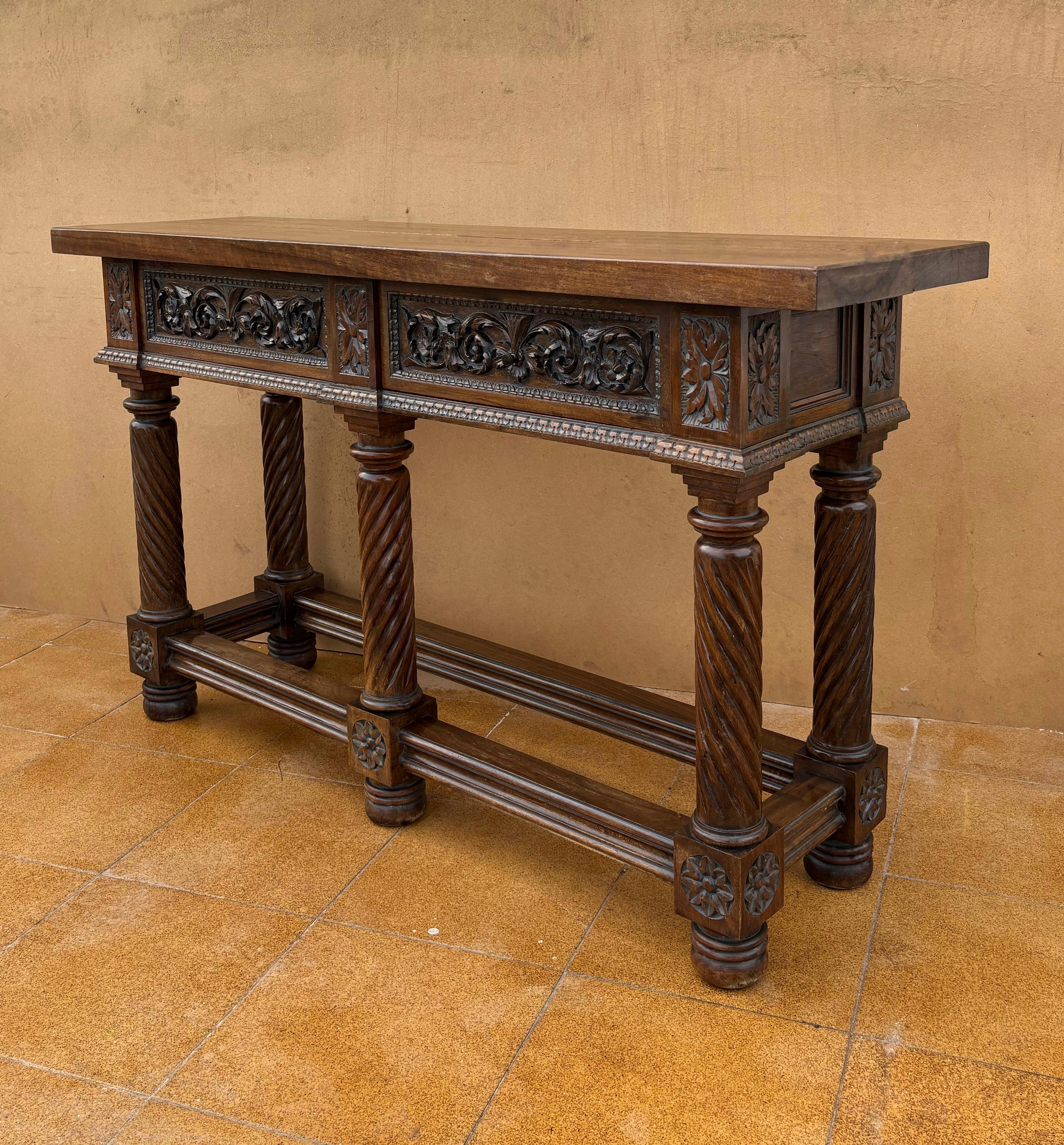 Fine XIX secolo Tavolo consolle in noce intagliato spagnolo con due cassetti, CIRCA 1890 in vendita