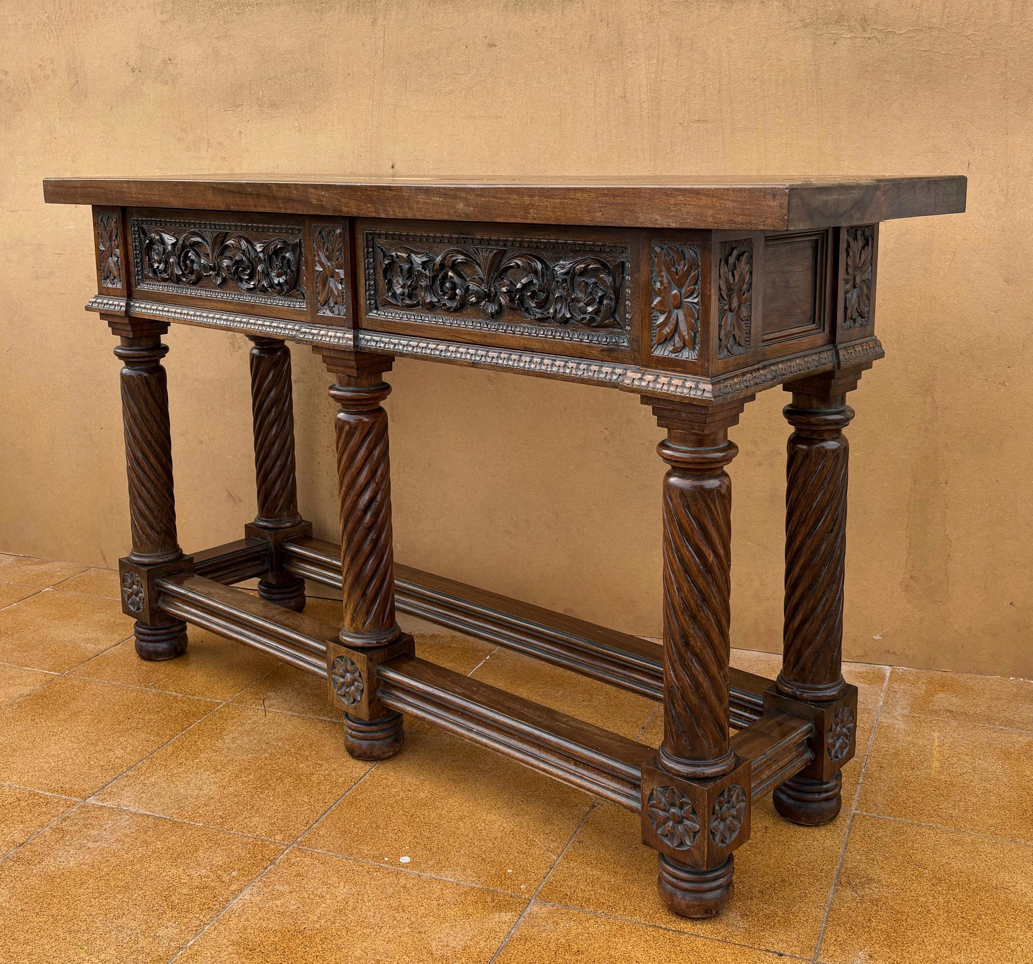 Bronzo Tavolo consolle in noce intagliato spagnolo con due cassetti, CIRCA 1890 in vendita