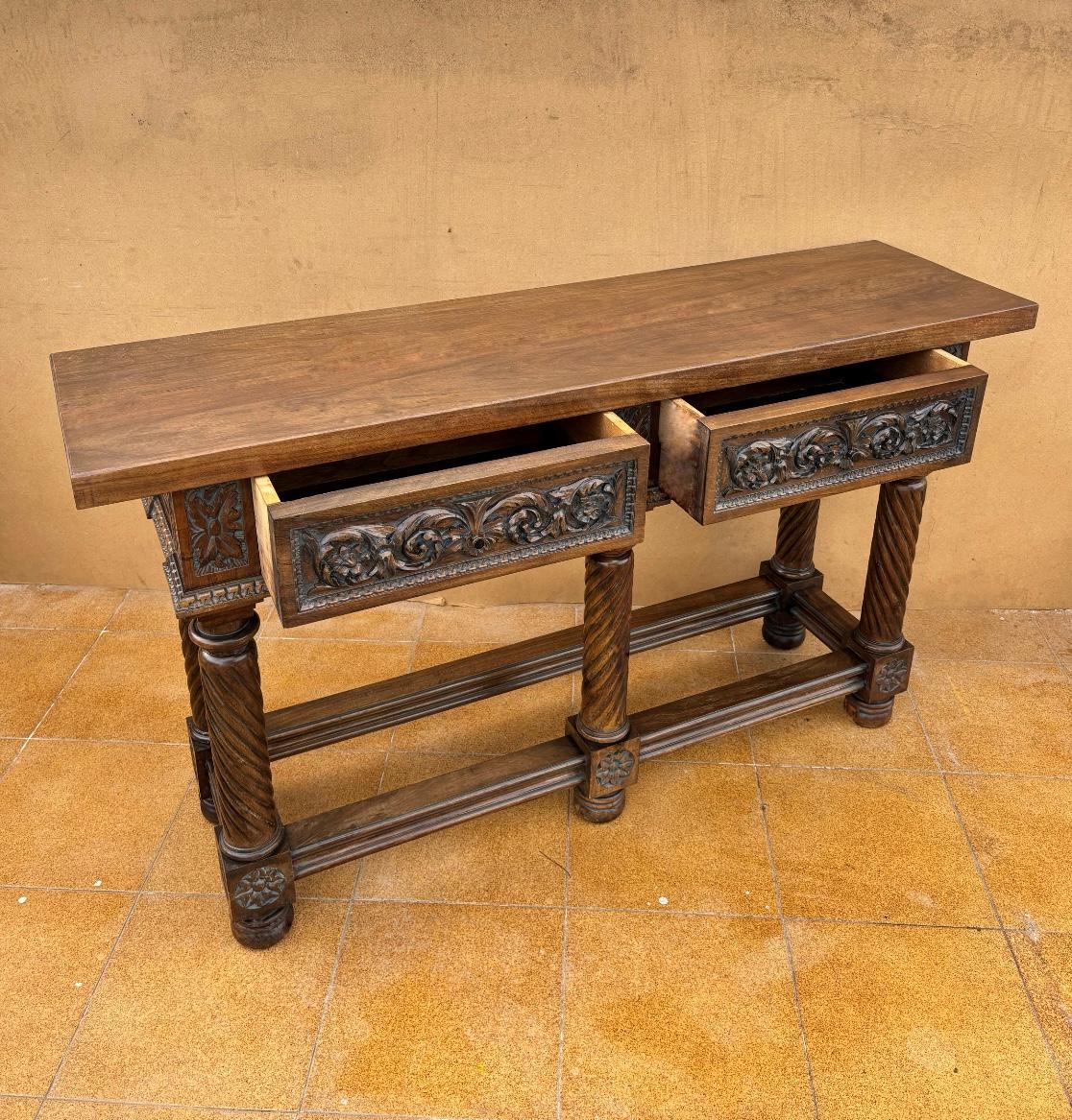 Tavolo consolle in noce intagliato spagnolo con due cassetti, CIRCA 1890 in vendita 1