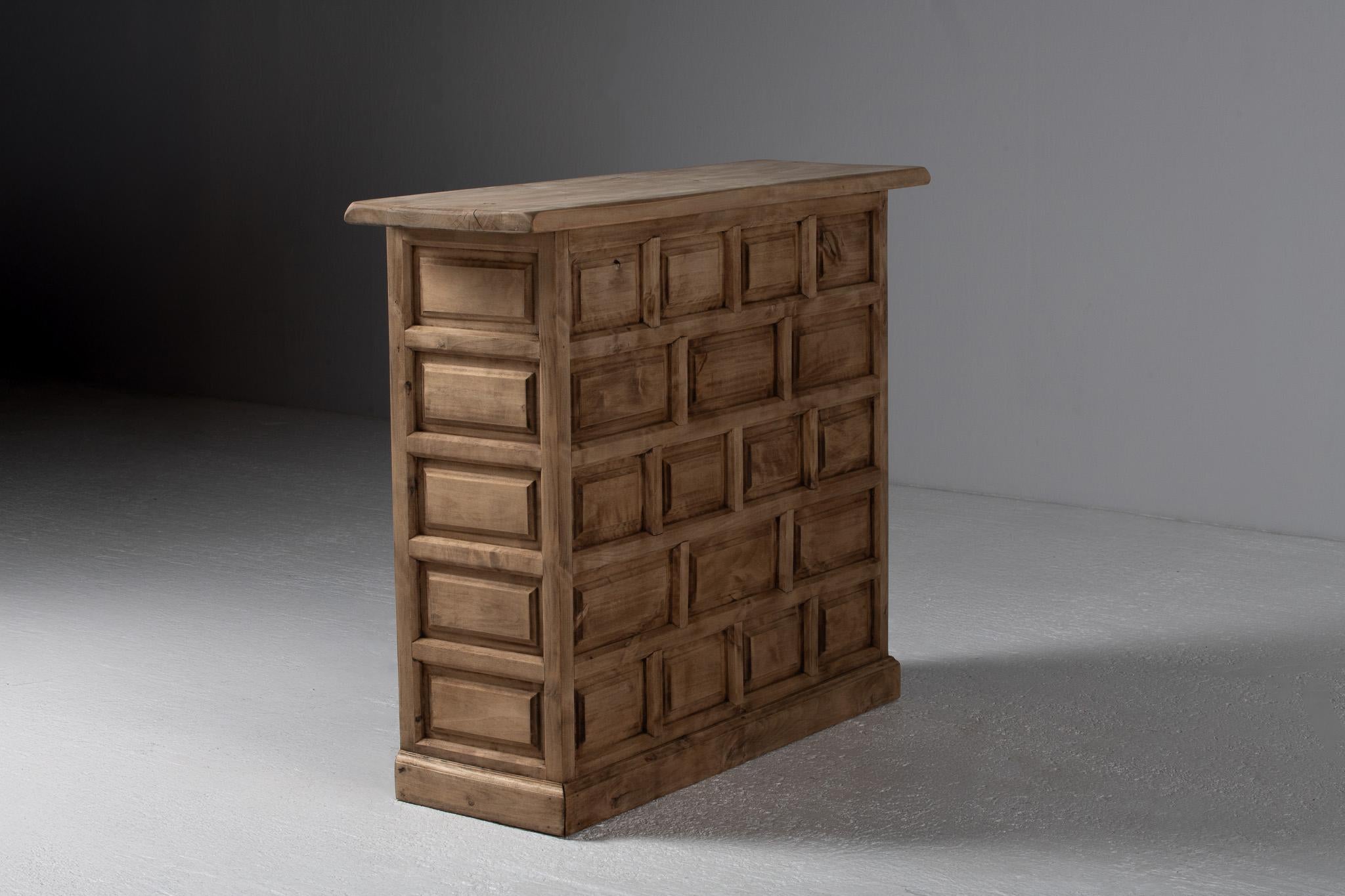 Spanish Carved Walnut Draper’s Counter, Castilian Revival, 1930s In Good Condition For Sale In Kaštel Sućurac, Splitsko-dalmatinska županija