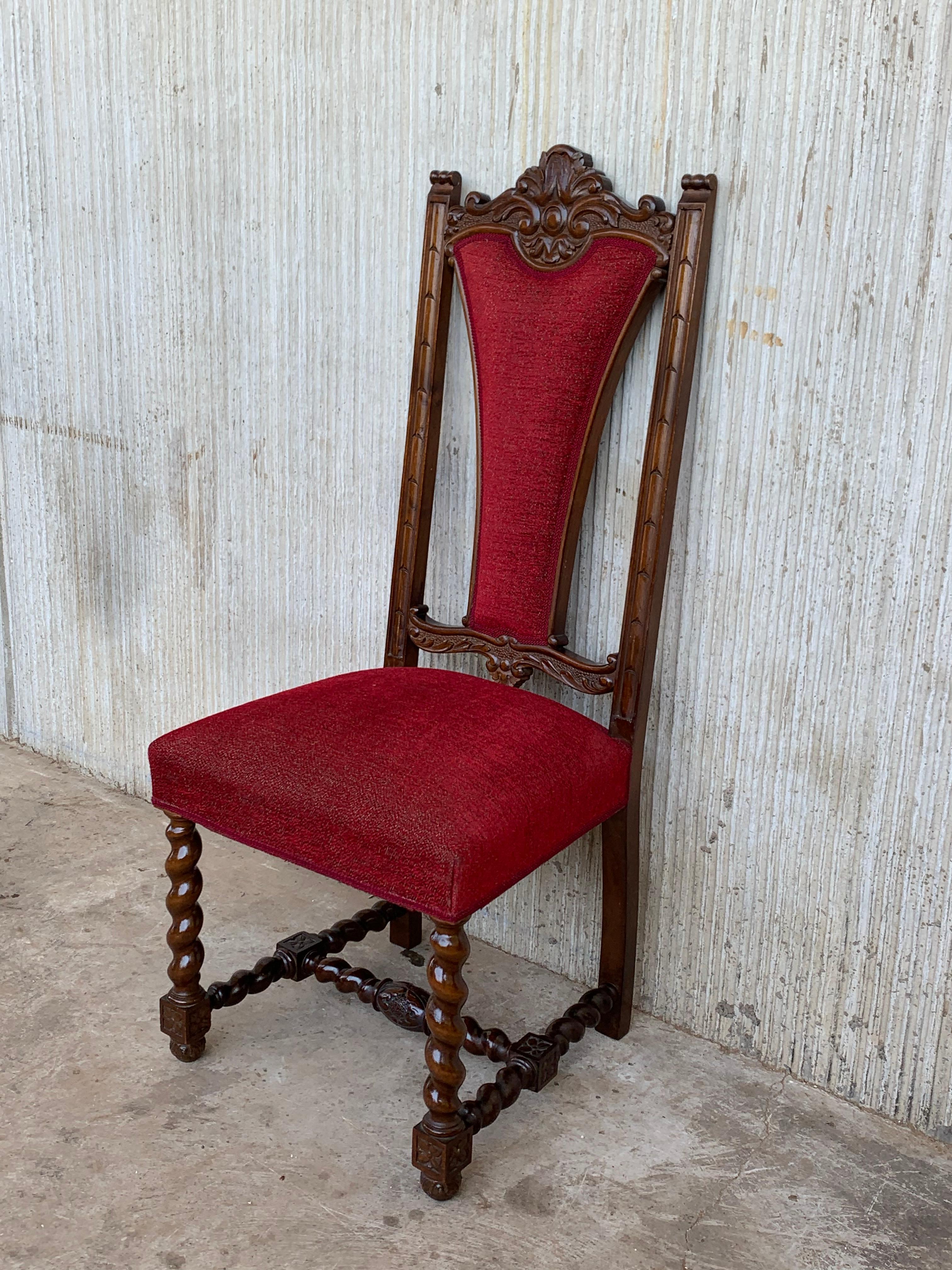 Coloniale spagnolo Set di sei sedie in noce intagliato spagnolo con seduta e schienale in velluto rosso in vendita