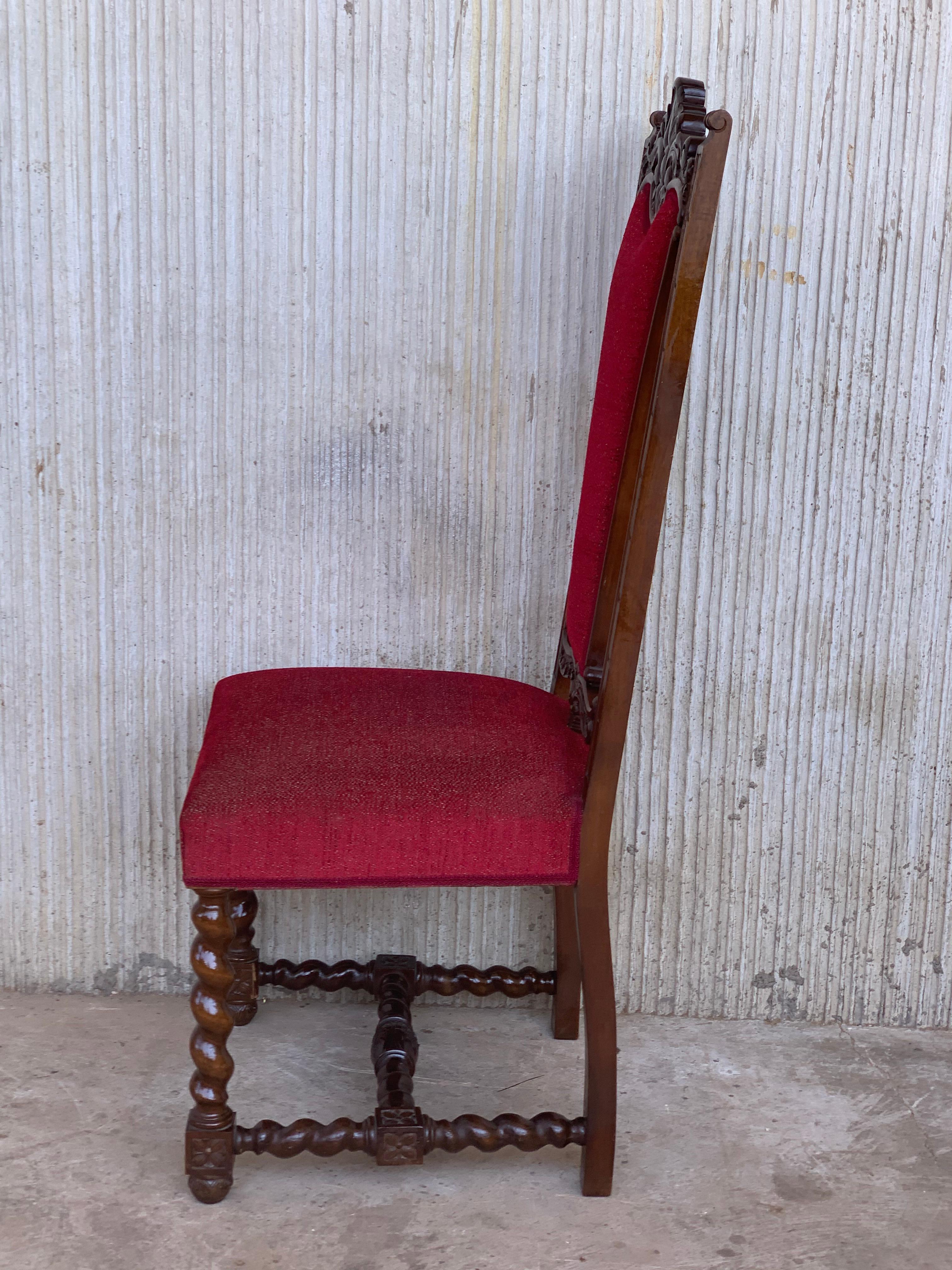 Spagnolo Set di sei sedie in noce intagliato spagnolo con seduta e schienale in velluto rosso in vendita