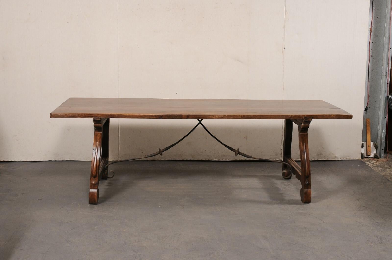 20ième siècle Table à tréteaux en bois de noyer sculpté espagnol avec traverse en fer forgé, 8+ Ft de long en vente