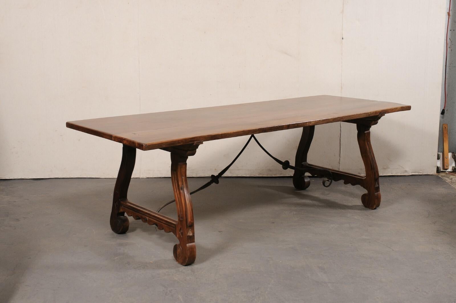 Noyer Table à tréteaux en bois de noyer sculpté espagnol avec traverse en fer forgé, 8+ Ft de long en vente
