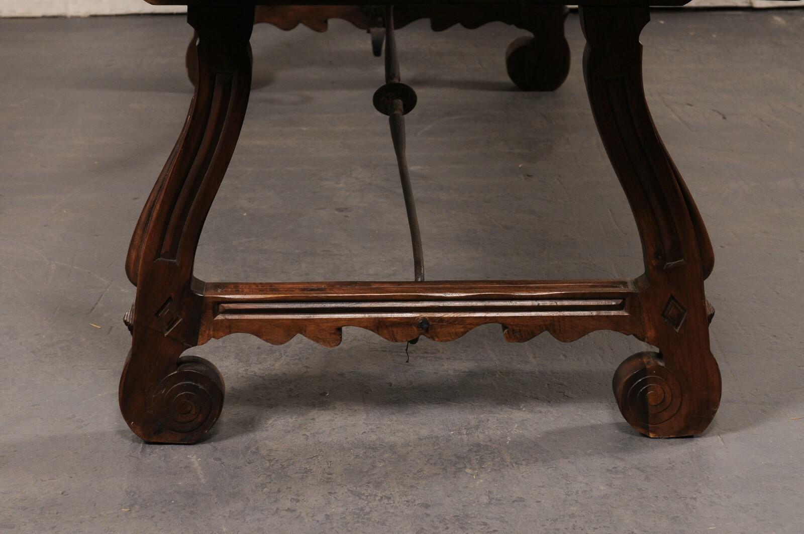 Spanisch geschnitzt Nussbaum Holz Bock-Bein-Tisch w / geschmiedet Eisen Stretcher, 8+ Ft lang (Walnuss) im Angebot