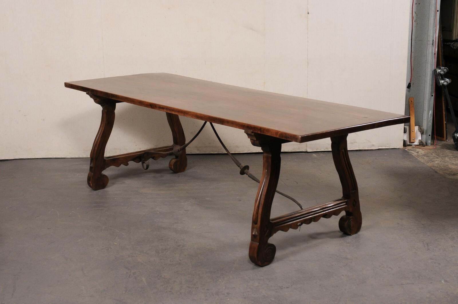 Tavolo con gambe a cavalletto in legno di noce intagliato in Spagna, con barella in ferro forgiato, lungo più di 8 piedi in vendita 3