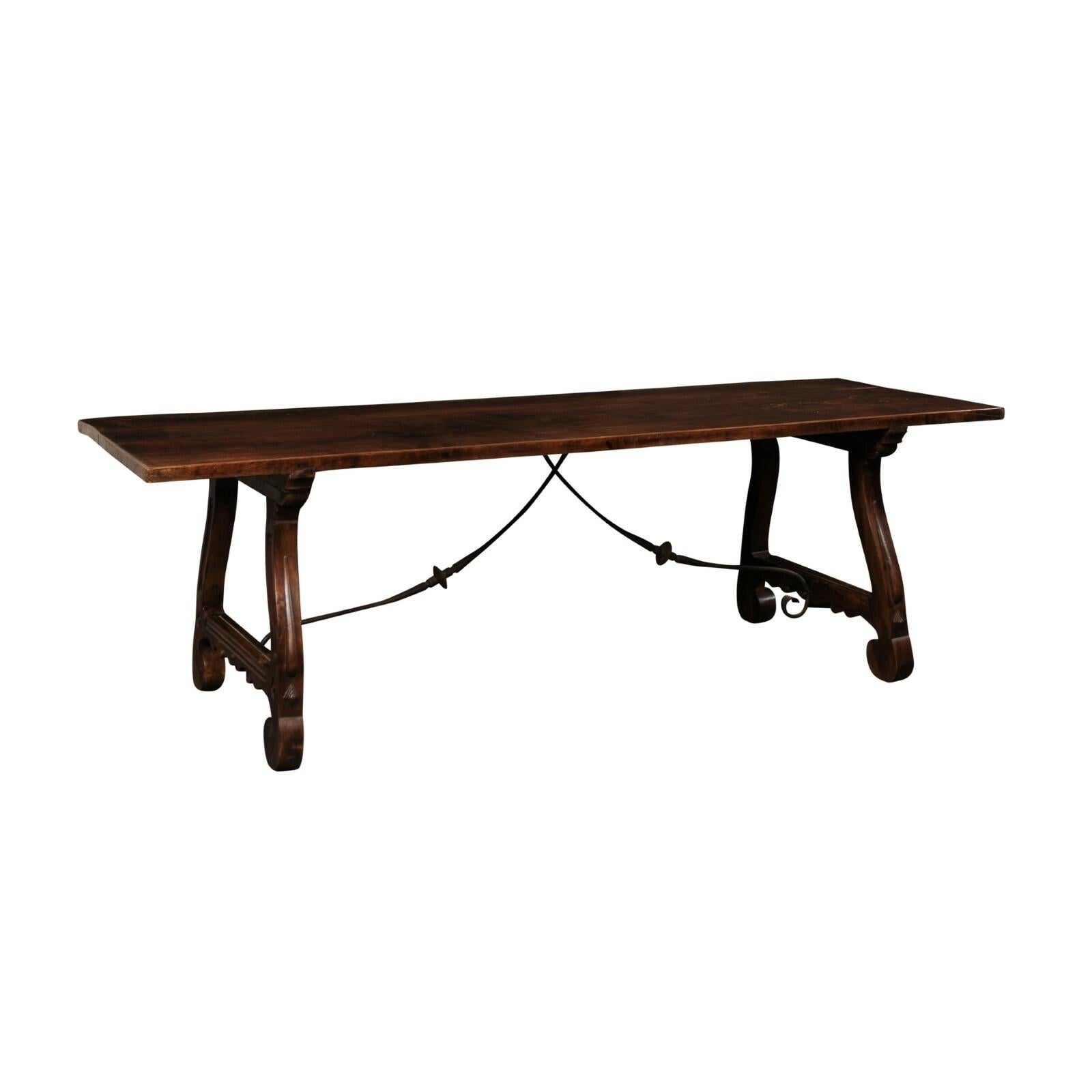 Table à tréteaux en bois de noyer sculpté espagnol avec traverse en fer forgé, 8+ Ft de long en vente