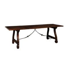 Table à tréteaux en bois de noyer sculpté espagnol avec traverse en fer forgé, 8+ Ft de long