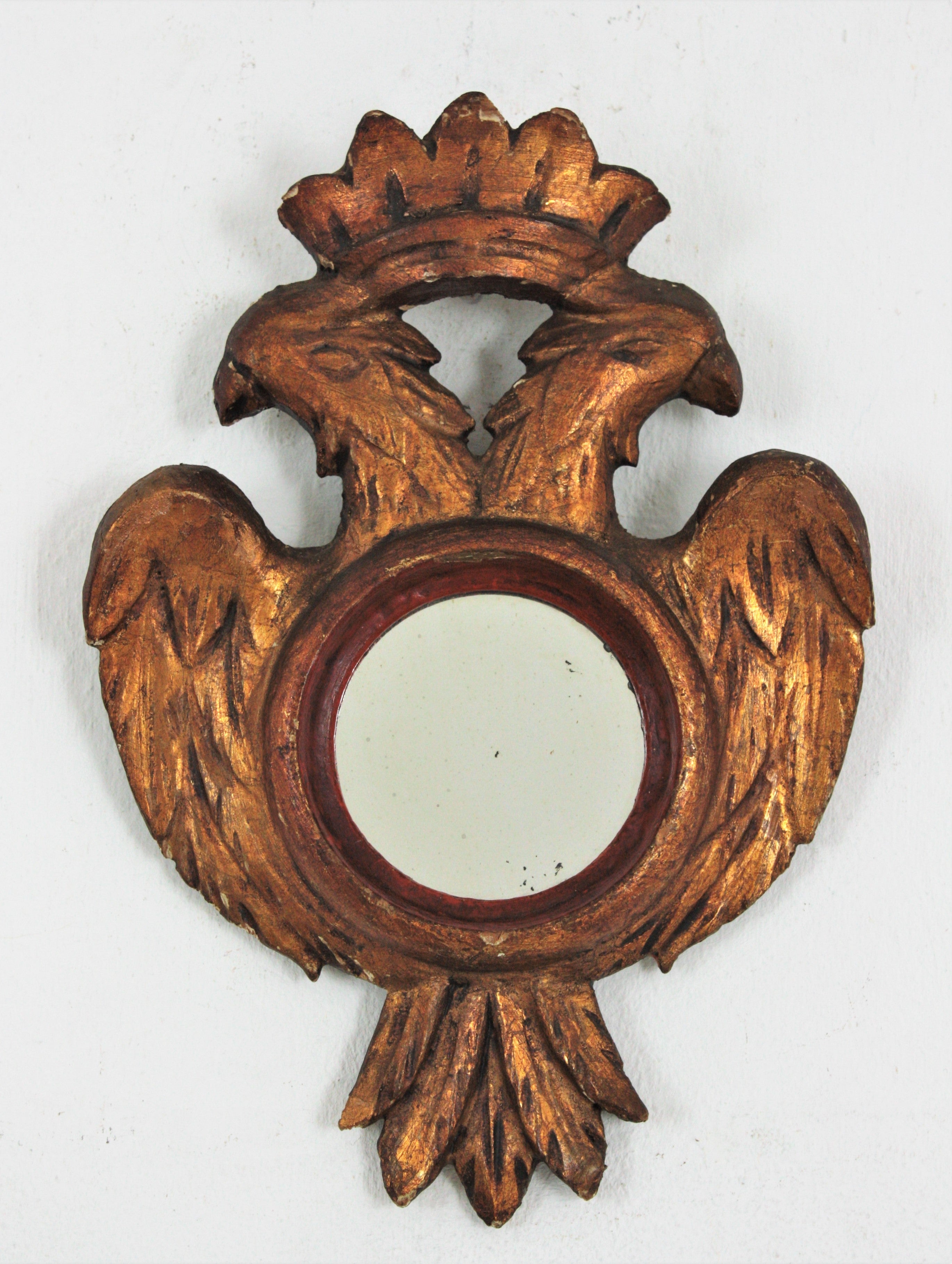 Neoclassico Specchio in miniatura con aquila spagnola a doppia testa in  Legno d'orato intagliato in vendita
