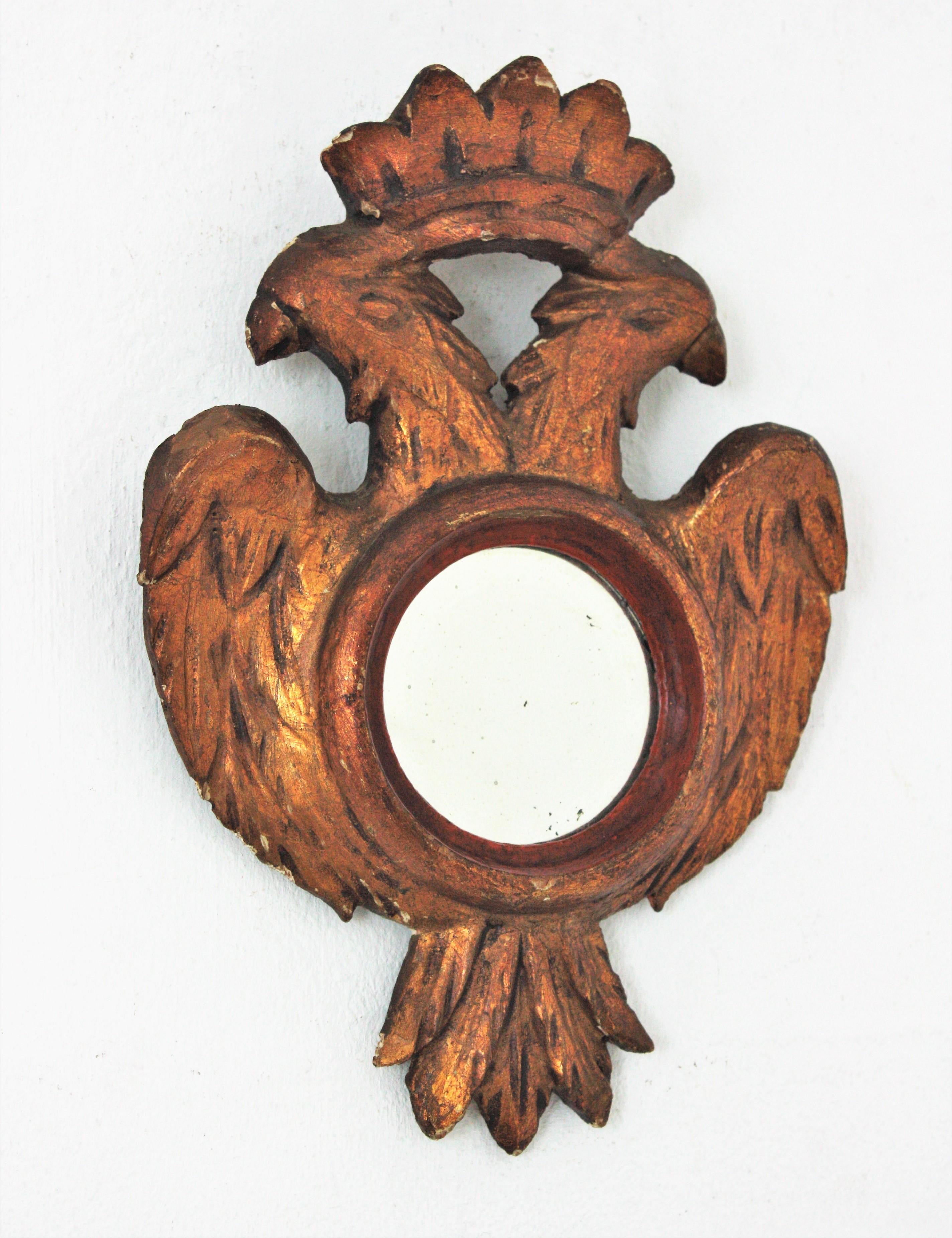 Spanischer geschnitzter doppelköpfiger Adler-Mini-Spiegel aus Holz, Spanisch (Handgefertigt) im Angebot