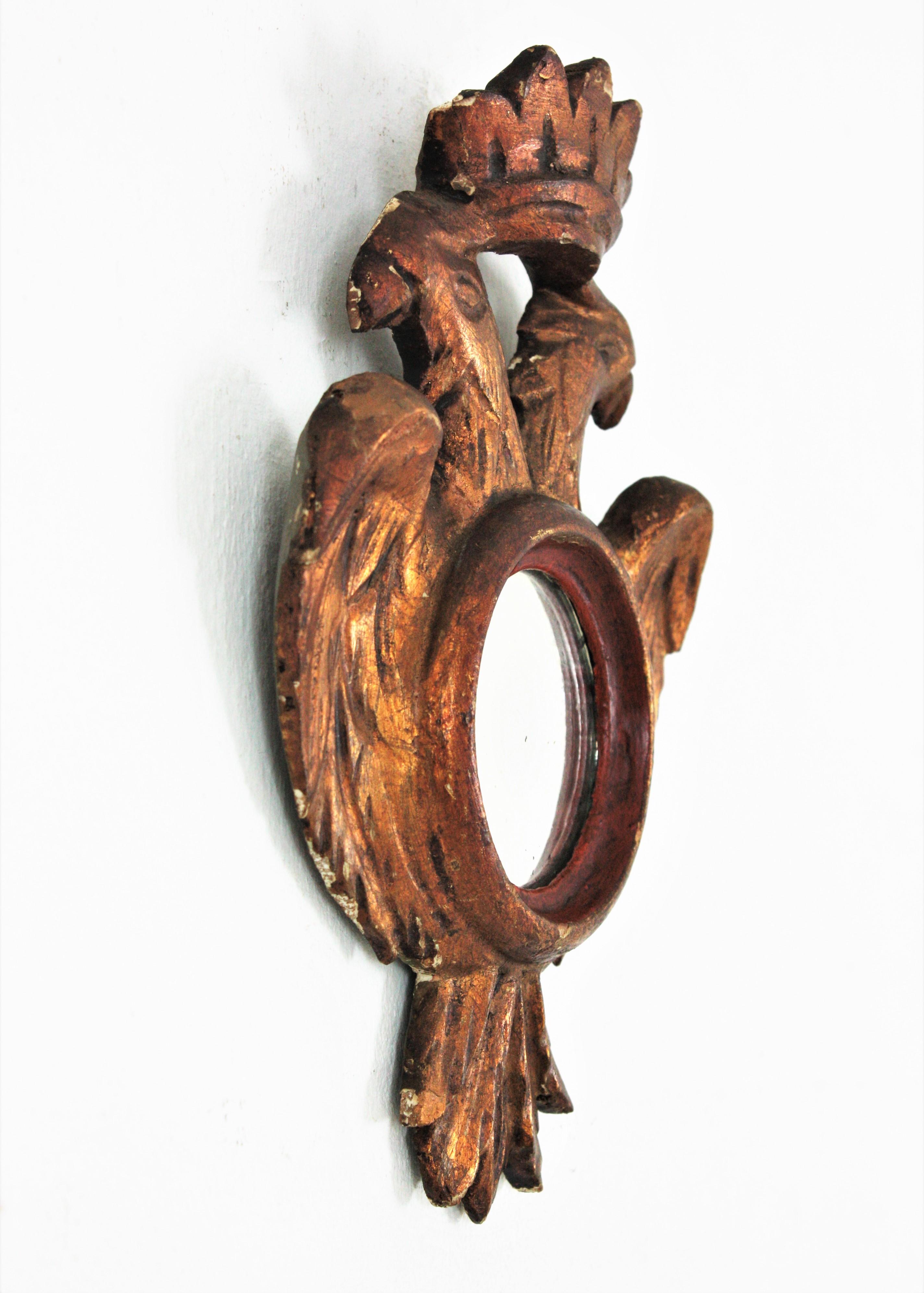 Spanischer geschnitzter doppelköpfiger Adler-Mini-Spiegel aus Holz, Spanisch (20. Jahrhundert) im Angebot