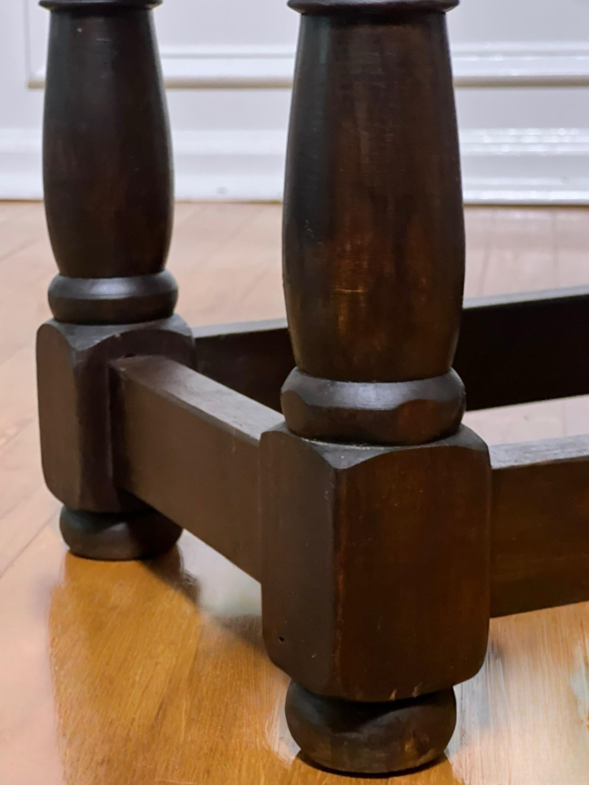 Table d'appoint espagnole en bois sculpté avec tiroir et quincaillerie en fer en vente 2