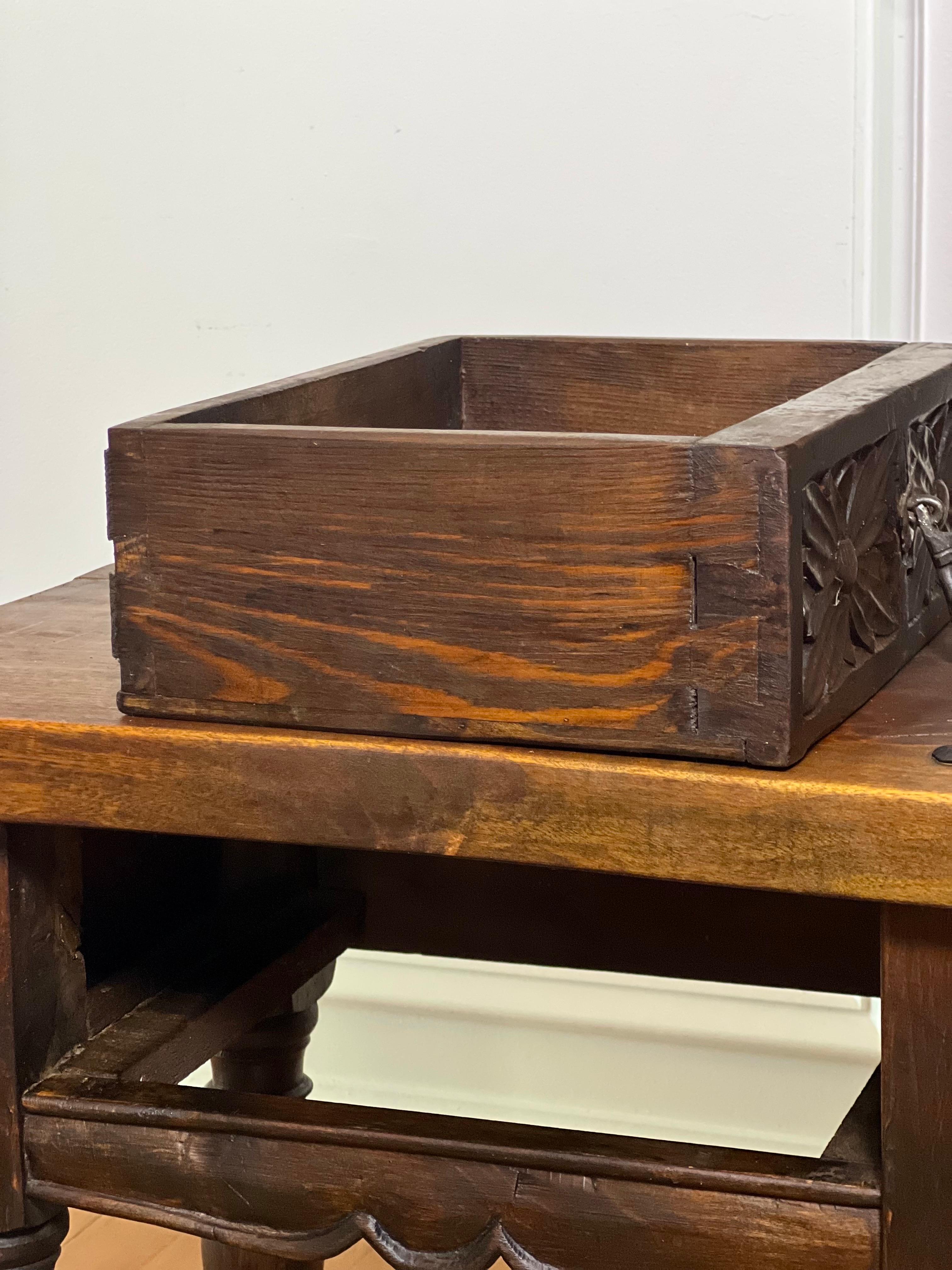 Table d'appoint espagnole en bois sculpté avec tiroir et quincaillerie en fer en vente 3