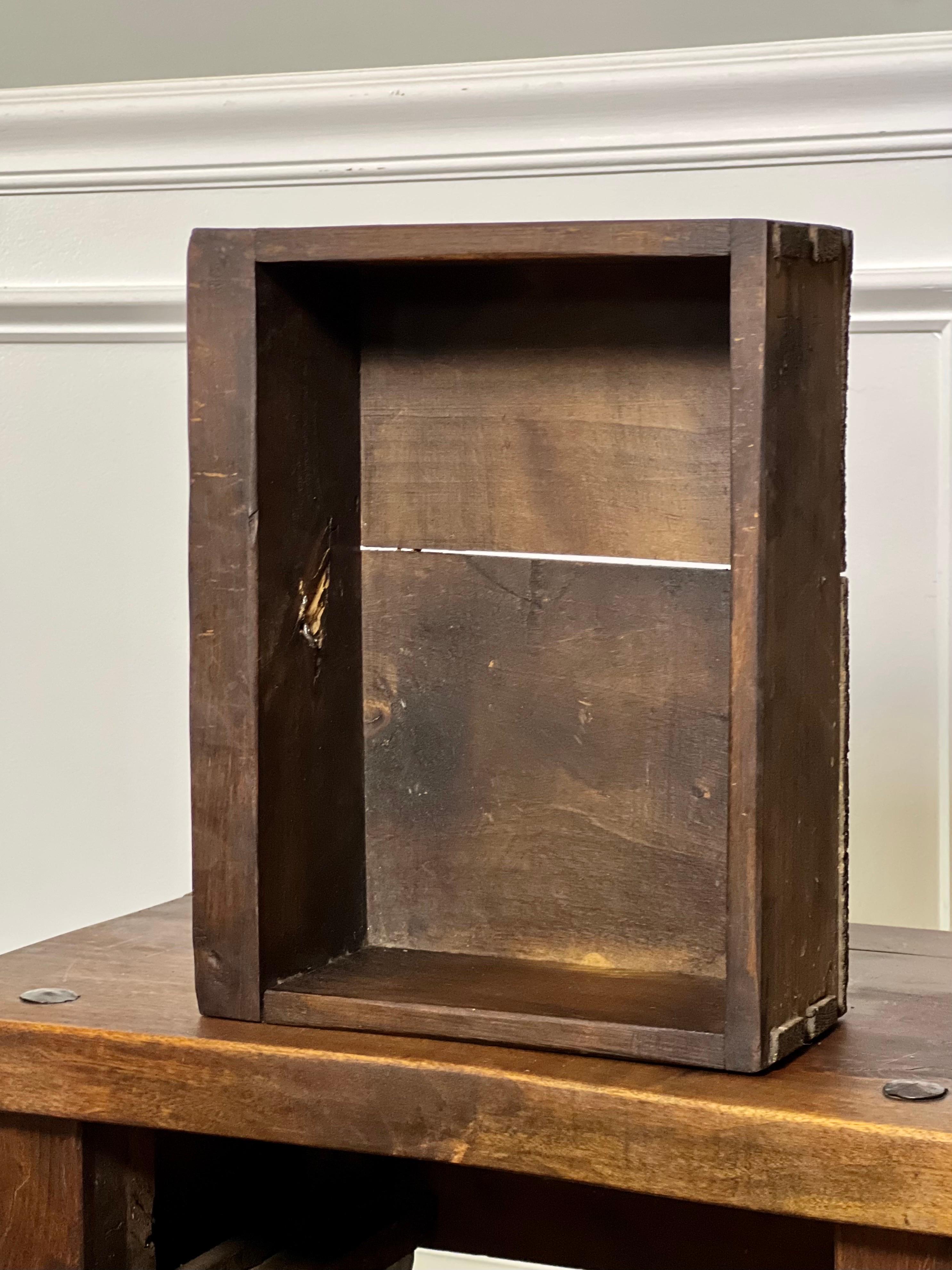 Table d'appoint espagnole en bois sculpté avec tiroir et quincaillerie en fer en vente 4