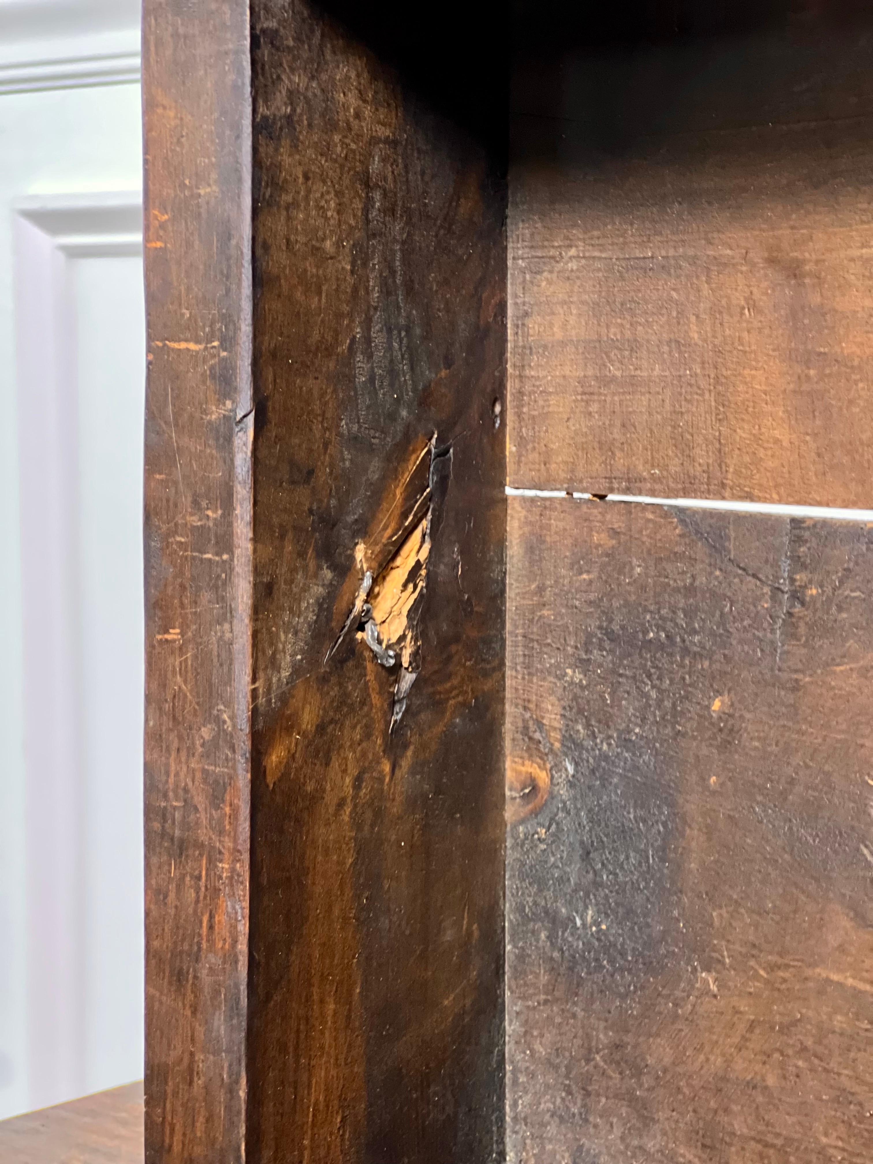 Table d'appoint espagnole en bois sculpté avec tiroir et quincaillerie en fer en vente 5