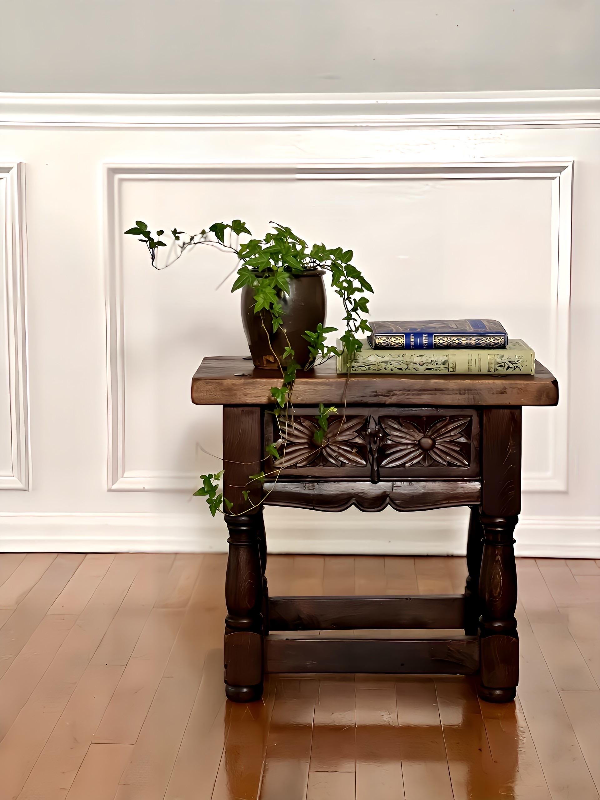 Table d'appoint espagnole en bois sculpté avec tiroir et quincaillerie en fer en vente 6