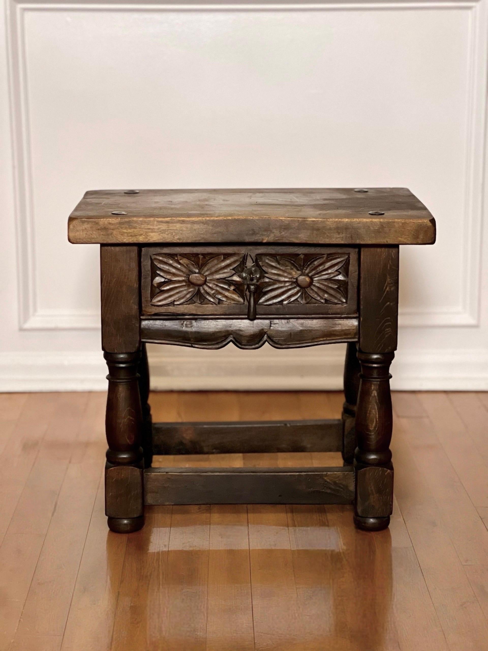 Table d'appoint de style Coloni avec tiroir et quincaillerie en fer, Espagne, années 1930.  Cette magnifique table présente un plateau rectangulaire avec des clous en fer de style Clavos au-dessus d'un tiroir à queue d'aronde avec des rosettes