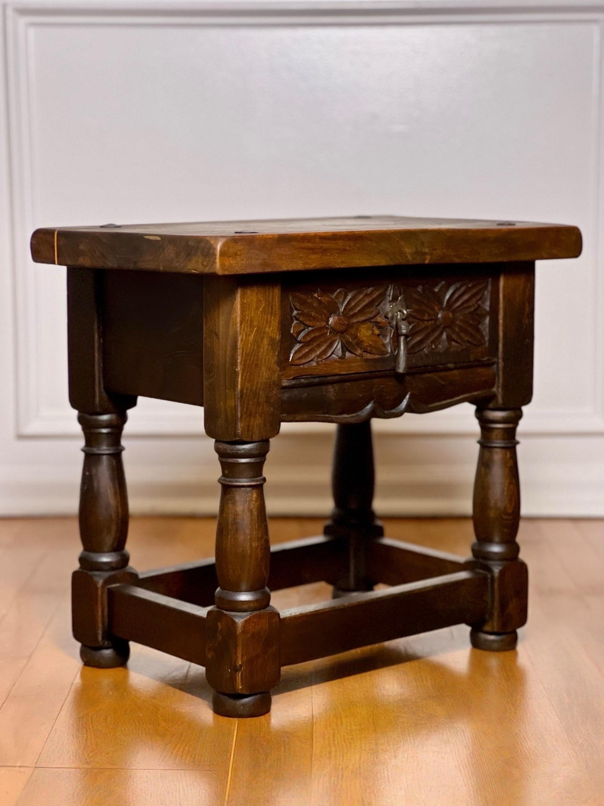 Colonial espagnol Table d'appoint espagnole en bois sculpté avec tiroir et quincaillerie en fer en vente