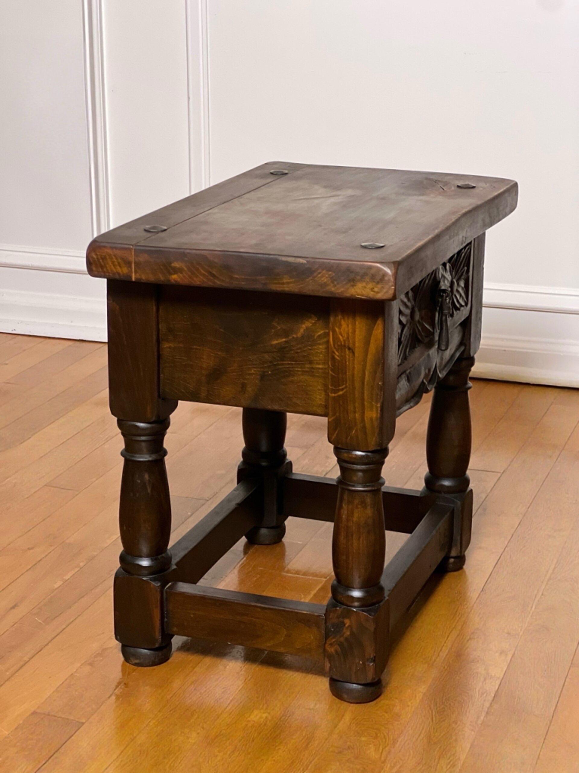 Espagnol Table d'appoint espagnole en bois sculpté avec tiroir et quincaillerie en fer en vente