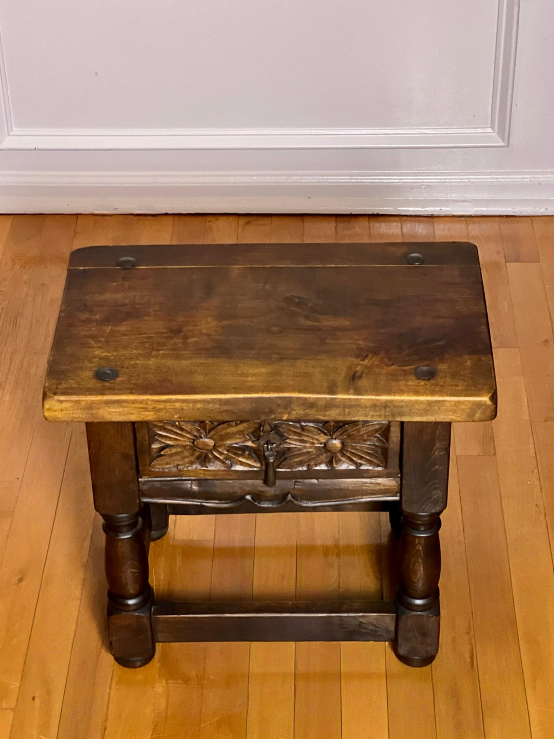 Sculpté à la main Table d'appoint espagnole en bois sculpté avec tiroir et quincaillerie en fer en vente