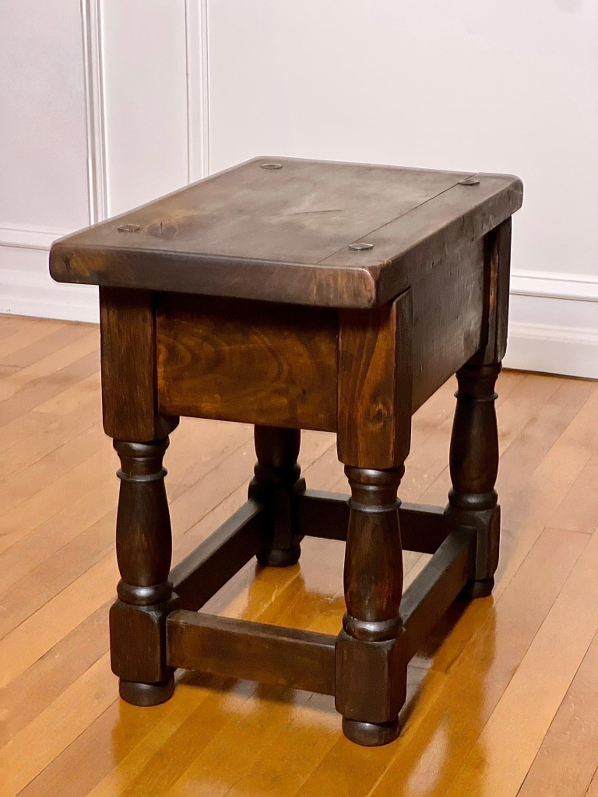 Table d'appoint espagnole en bois sculpté avec tiroir et quincaillerie en fer Bon état - En vente à Doylestown, PA