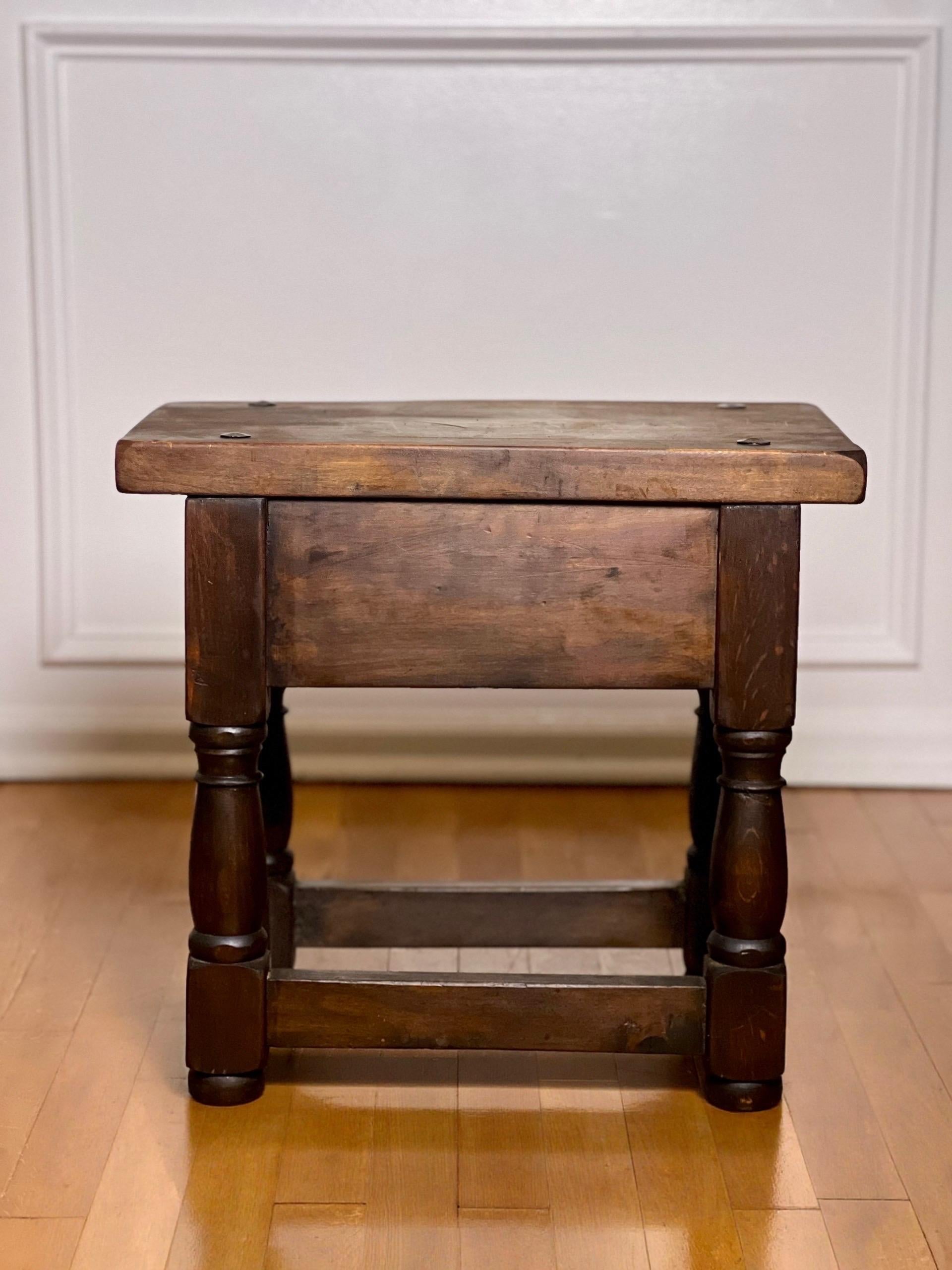 Milieu du XXe siècle Table d'appoint espagnole en bois sculpté avec tiroir et quincaillerie en fer en vente