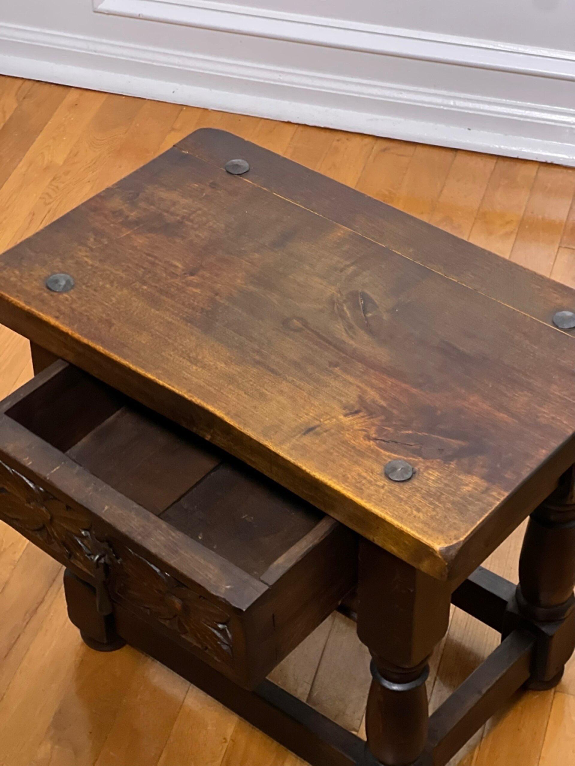 Fer Table d'appoint espagnole en bois sculpté avec tiroir et quincaillerie en fer en vente