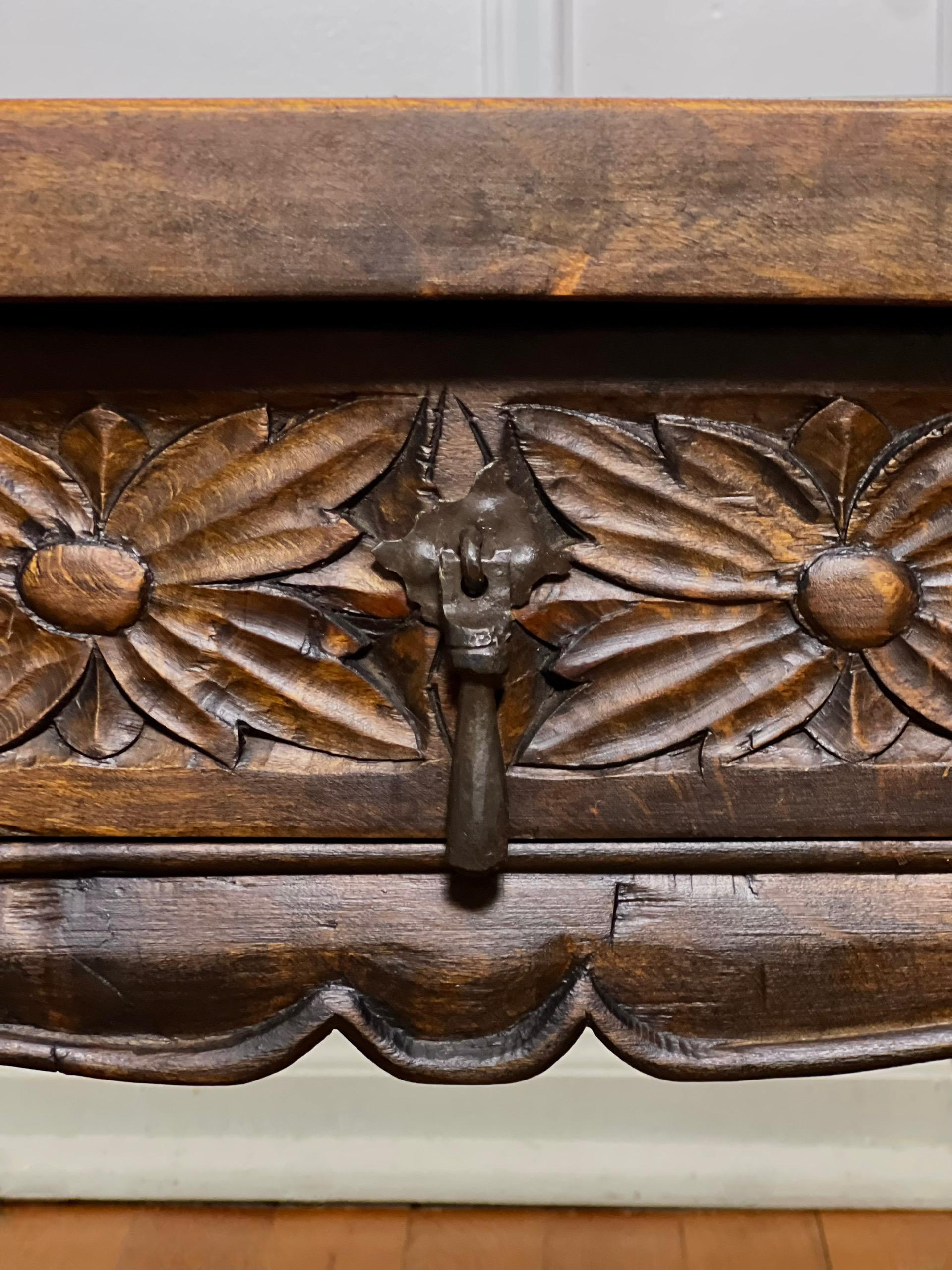 Table d'appoint espagnole en bois sculpté avec tiroir et quincaillerie en fer en vente 1