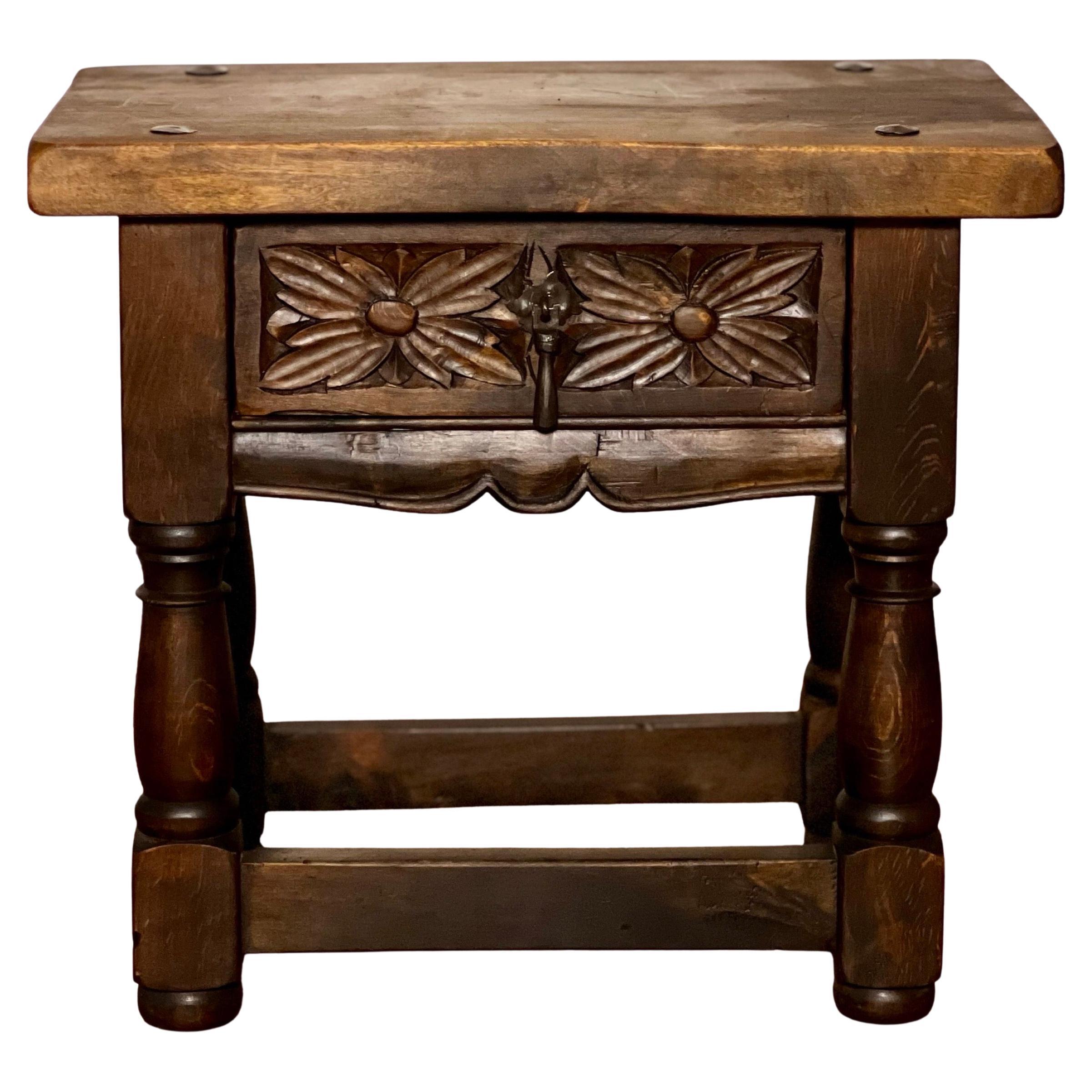 Table d'appoint espagnole en bois sculpté avec tiroir et quincaillerie en fer en vente