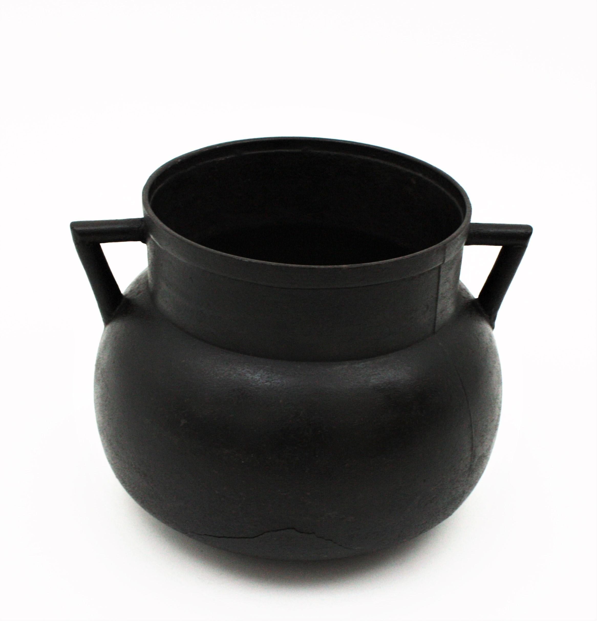 Spanish Cast Iron Cauldron Pot or Vessel In Good Condition For Sale In Barcelona, ES