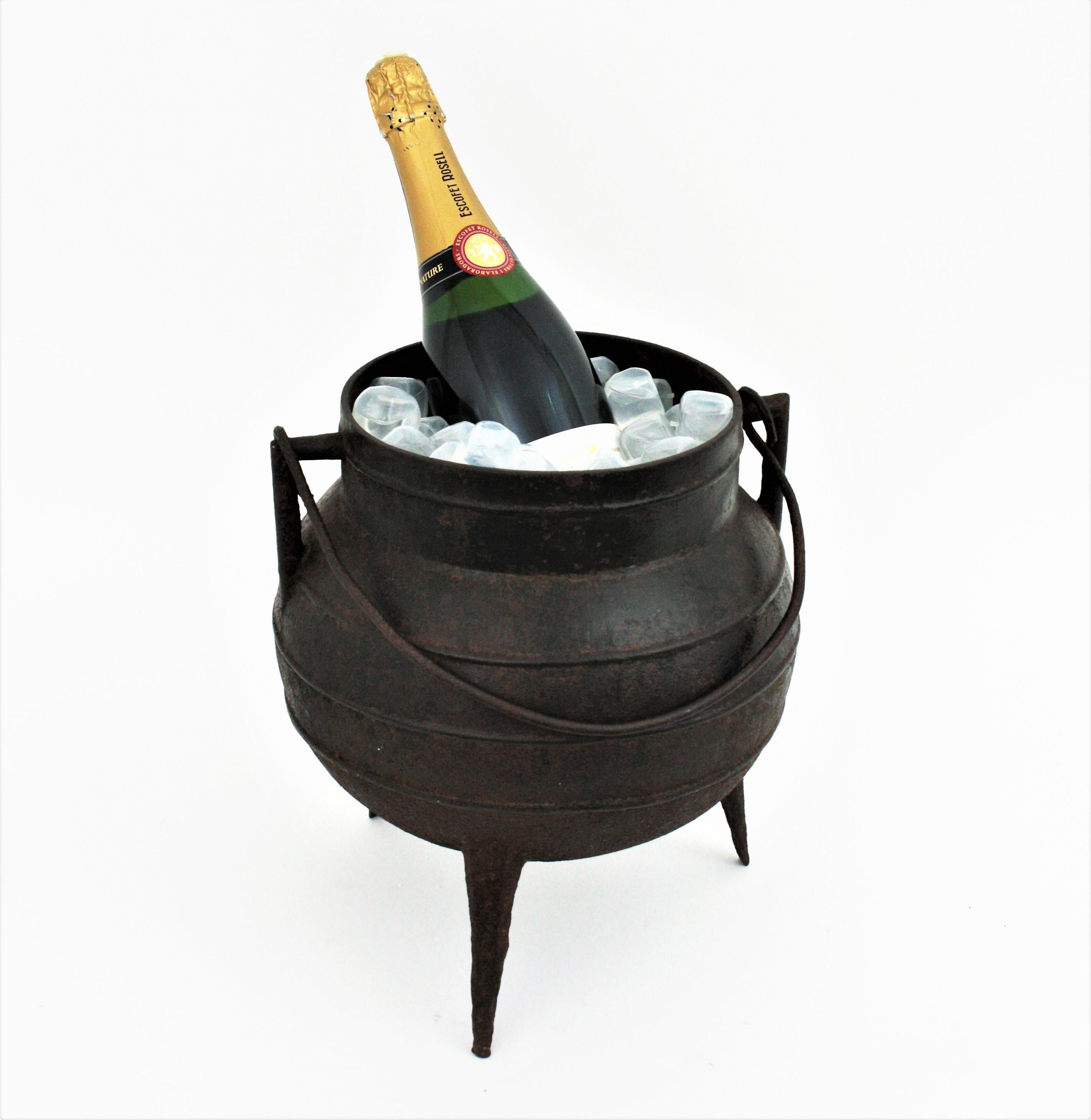 Spanish Cast Iron Cauldron Kitchen Pot Ice Bucket  In Good Condition For Sale In Barcelona, ES