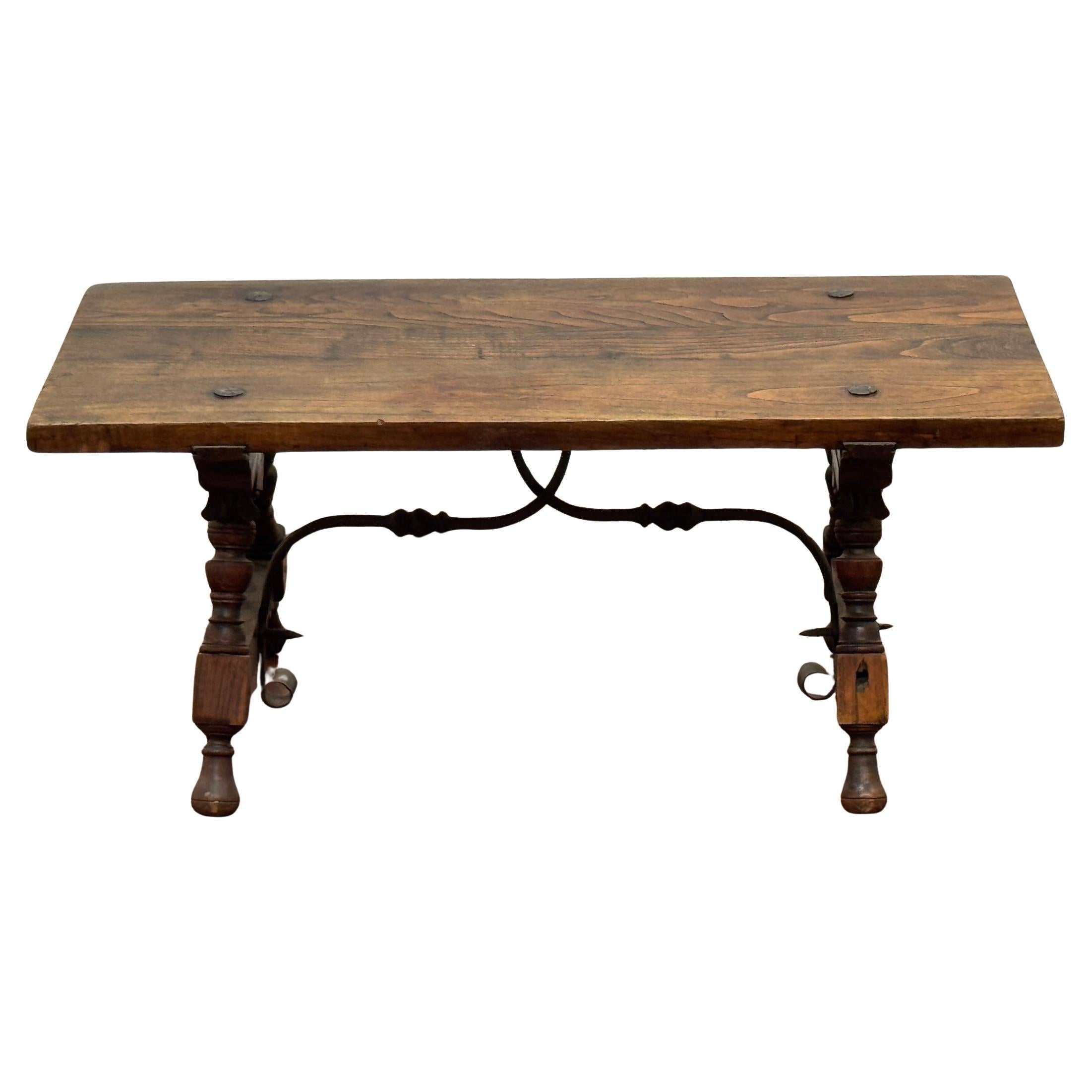 Table basse espagnole de style réfectoire en noyer et fer forgé, début du 20e siècle