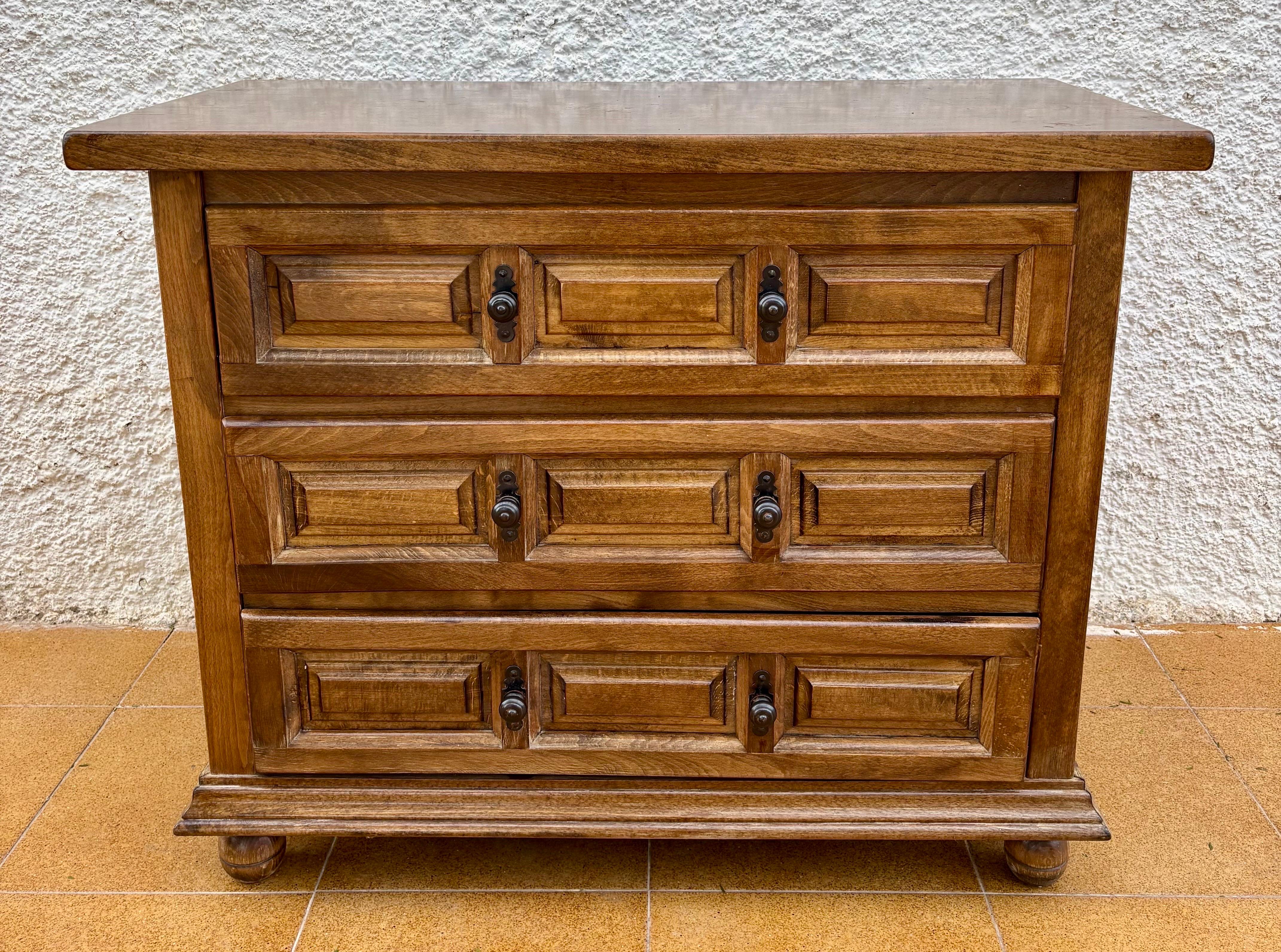 Spanish Castilian Solid Wood Chest of Drawers, Mid 20th Century en venta 2