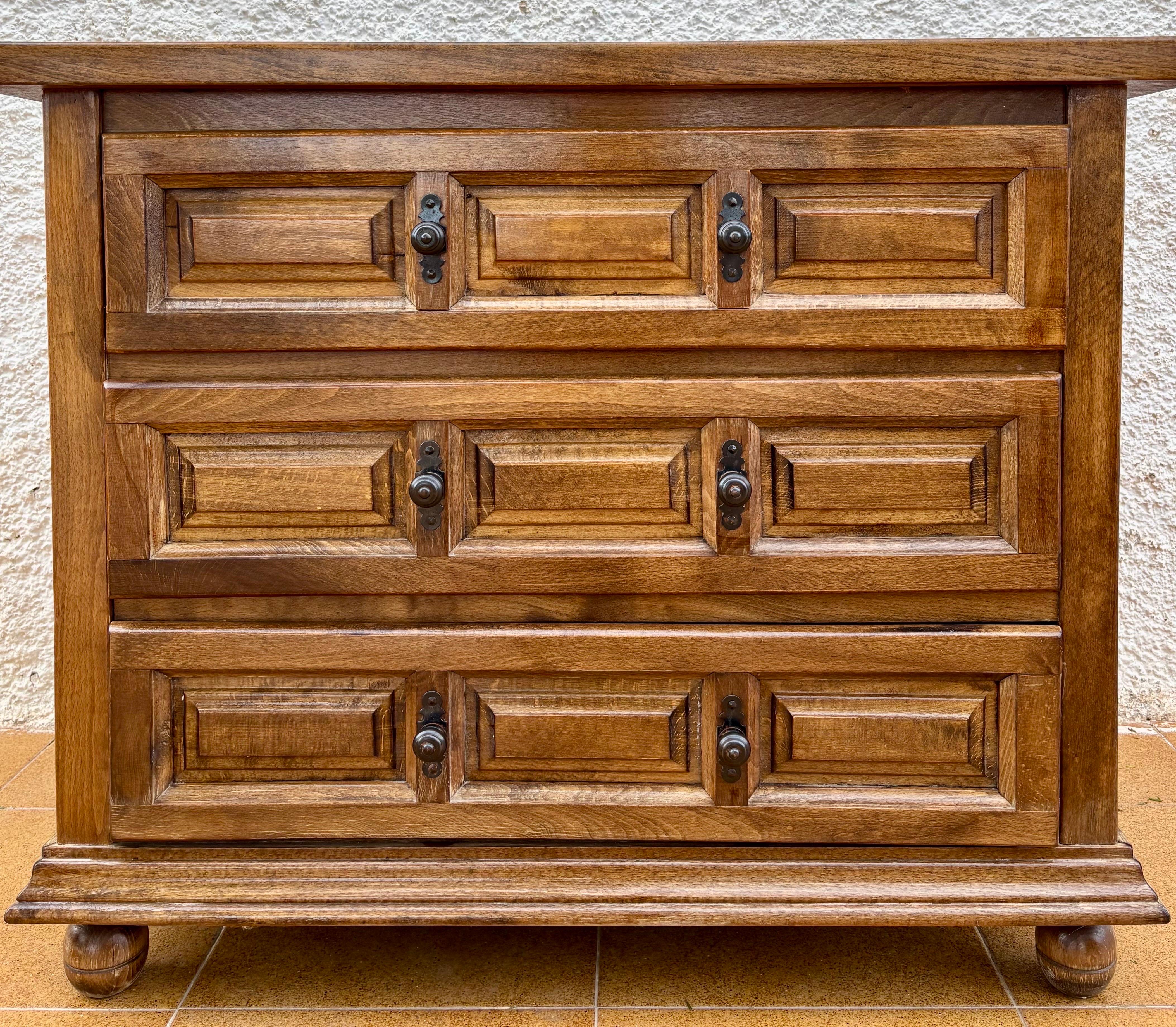 Spanish Castilian Solid Wood Chest of Drawers, Mid 20th Century en venta 3