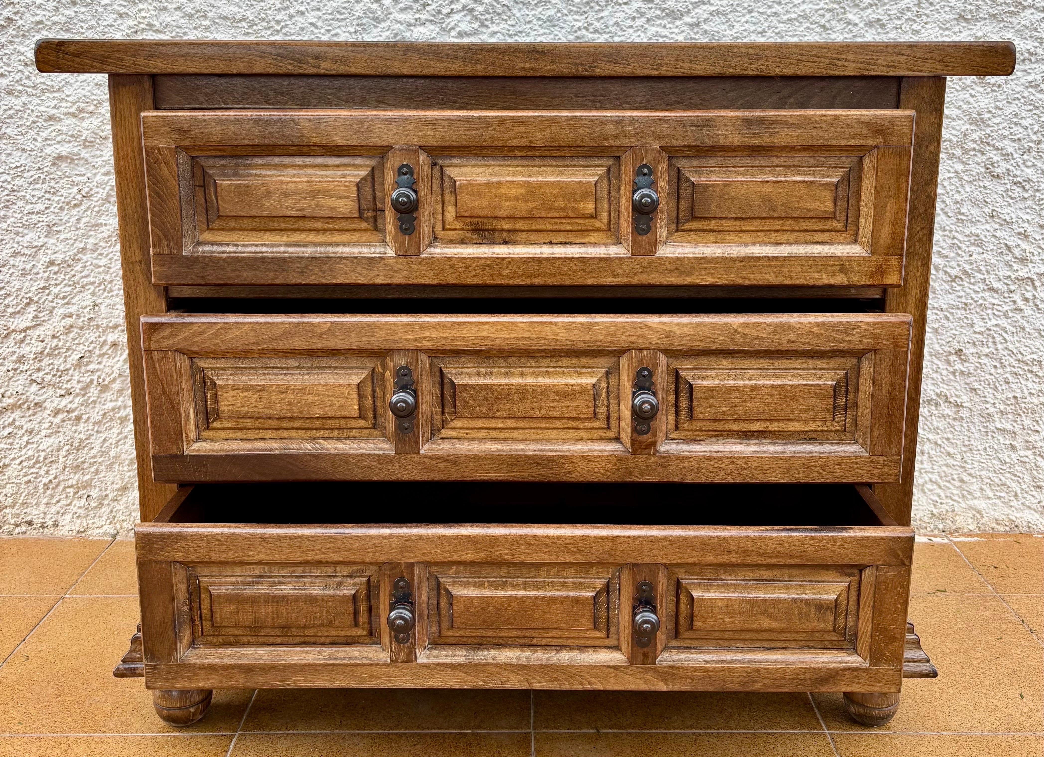 Spanish Castilian Solid Wood Chest of Drawers, Mid 20th Century Español en venta