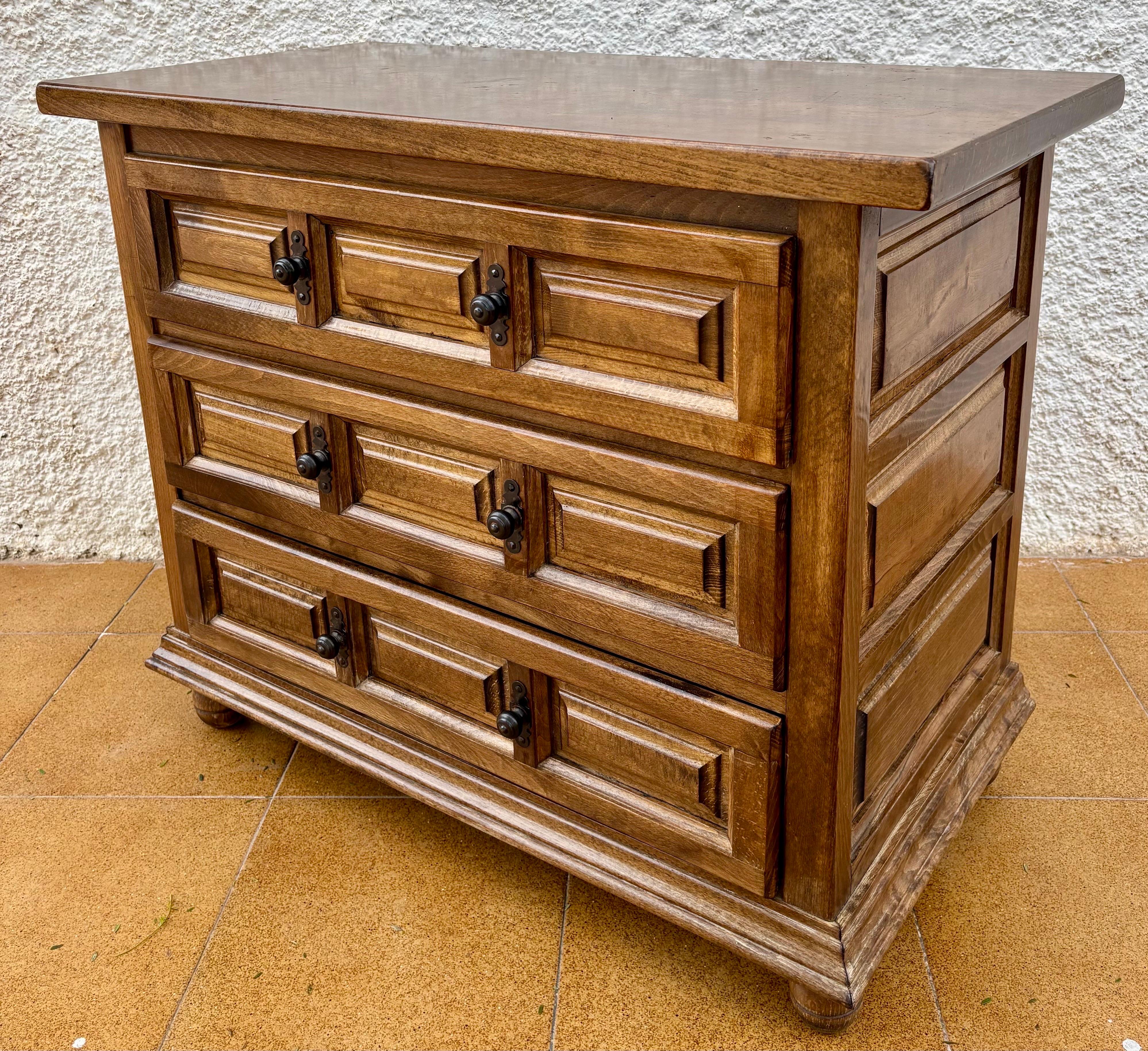 Spanish Castilian Solid Wood Chest of Drawers, Mid 20th Century Tallado a mano en venta
